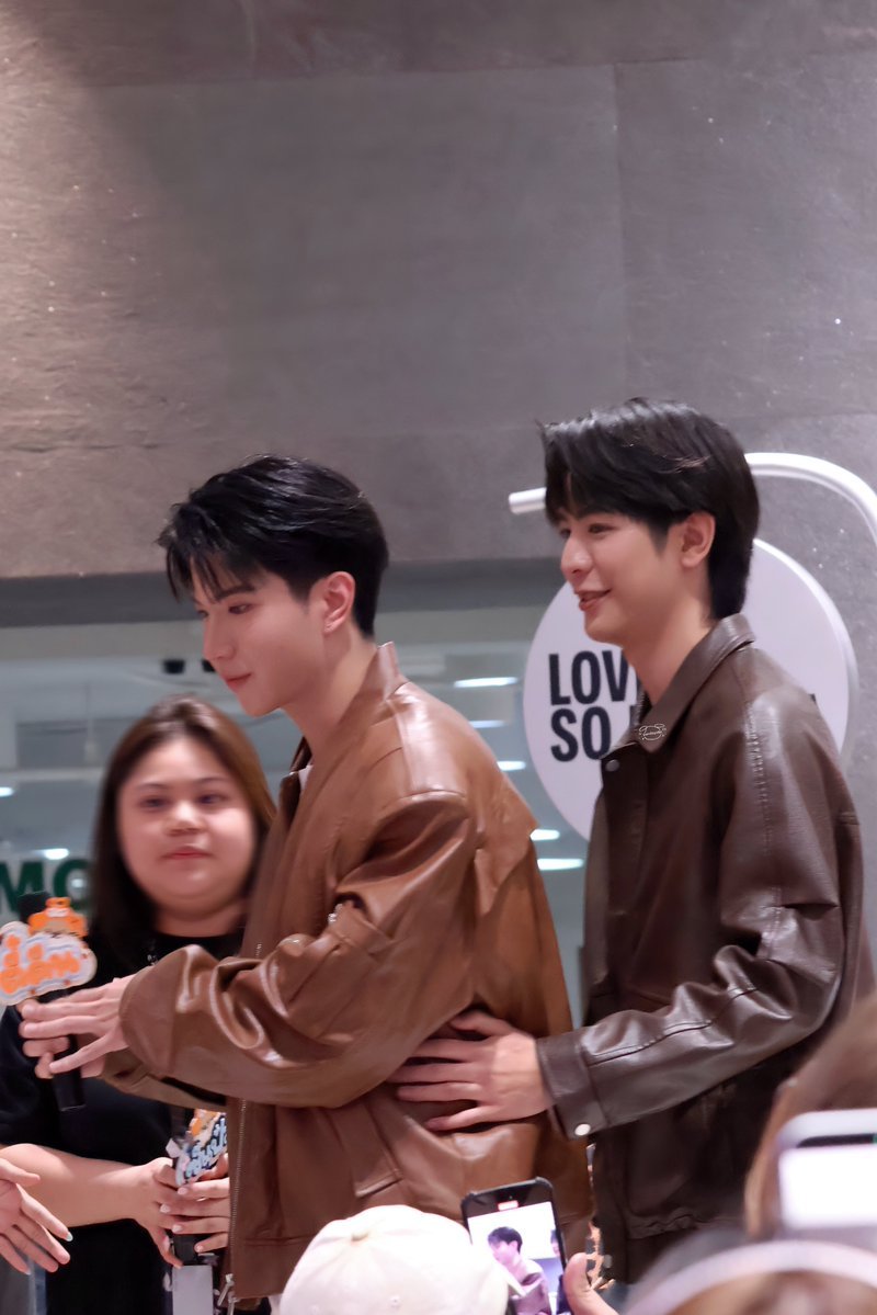 draftoast's tweet photo. the hand placement... gpp aku udh biasa liat ini di ruang keluarga kita 

W101 SERIES PRESS TOUR
#WEIRDO101Series https://t.co/Z0SXIVSJzw