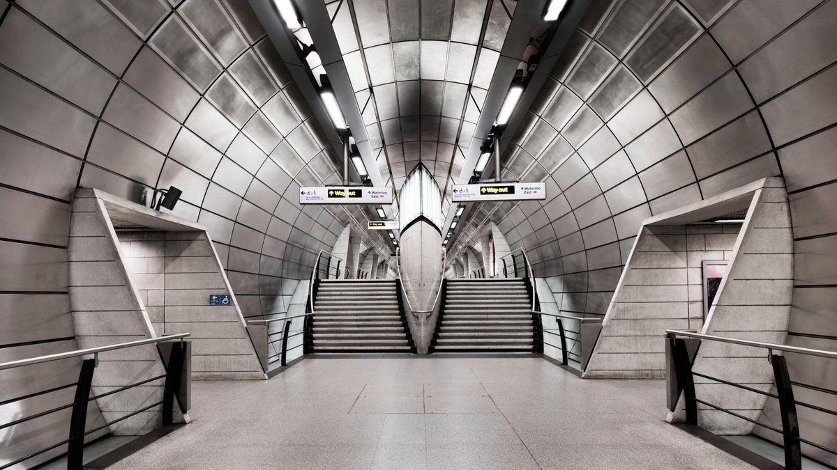 WeirdMedieval's tweet photo. mid + terrible lighting + mogged by the ruthless beauty of the jubilee line https://t.co/ymnRXSpkfp