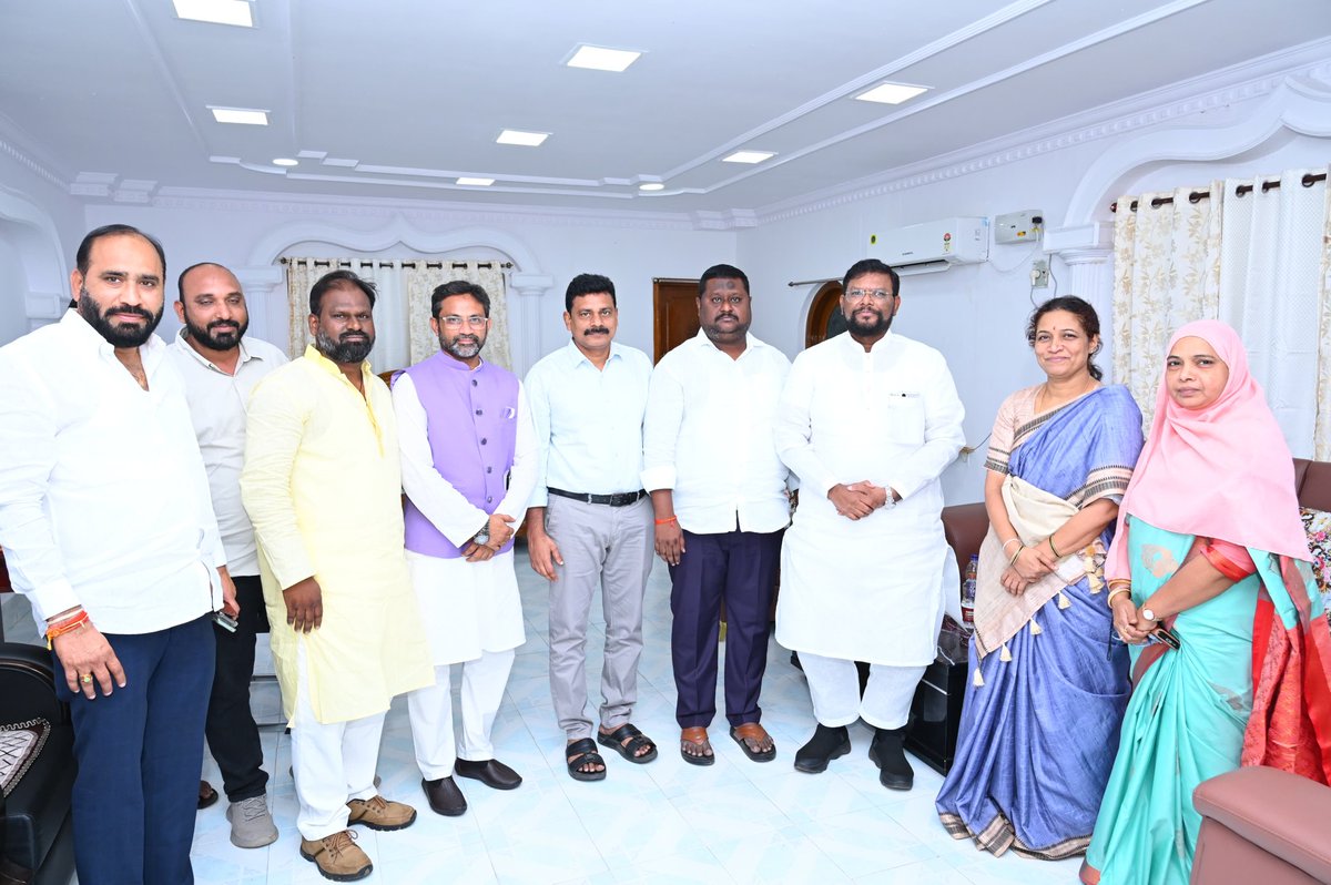 BOGGULADAS44461's tweet photo. కర్నూలు జిల్లా ప్రభుత్వ గెస్ట్ హౌస్‌లో రాష్ట్ర వక్ఫ్ బోర్డు చైర్మన్ శ్రీ అబ్దుల్ అజీజ్ గారిని కోడుమూరు ఎమ్మెల్యే శ్రీ బొగ్గుల దస్తగిరి గారు మర్యాదపూర్వకంగా కలిశారు.
@ncbn @naralokesh @JaiTDP https://t.co/CGhIsctczt