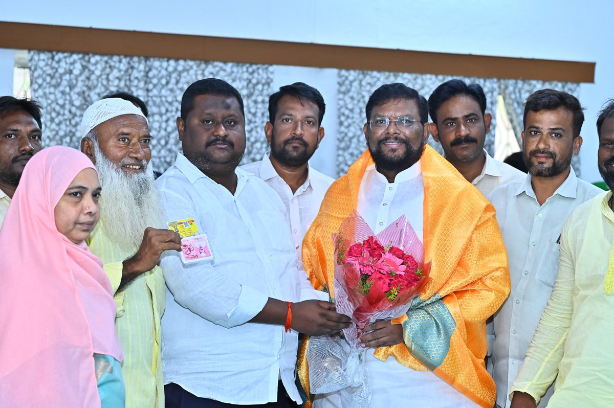 BOGGULADAS44461's tweet photo. కర్నూలు జిల్లా ప్రభుత్వ గెస్ట్ హౌస్‌లో రాష్ట్ర వక్ఫ్ బోర్డు చైర్మన్ శ్రీ అబ్దుల్ అజీజ్ గారిని కోడుమూరు ఎమ్మెల్యే శ్రీ బొగ్గుల దస్తగిరి గారు మర్యాదపూర్వకంగా కలిశారు.
@ncbn @naralokesh @JaiTDP https://t.co/CGhIsctczt