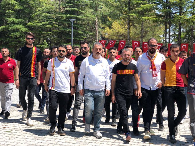 FikretD51's tweet photo. #SebahattinReisYalnızDeğildir #seboreis Konya deplasmanına geldiğinde Niğde’ye gelip #ÖmerHalisDemirin kabrini ziyaret eden adamın yaptığı ironiyi anlamayan art niyetini alıp kenarını çekilsin !!! https://t.co/XQUYqM7PGE