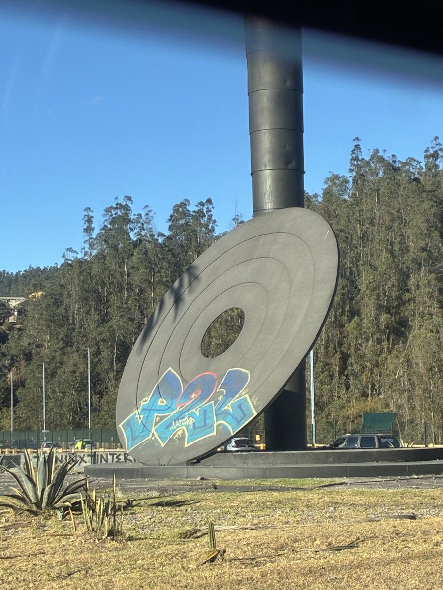 silvaparo1425's tweet photo. @pabelml la violencia ha tomado el país, pero no dejemos que la ciudad sea un grafitti completo, si hay que pintar mil veces pues háganlo! 
Que fea imagen del redondel de Gualo🥺 esto no es arte urbano! https://t.co/2X2E7HcihJ