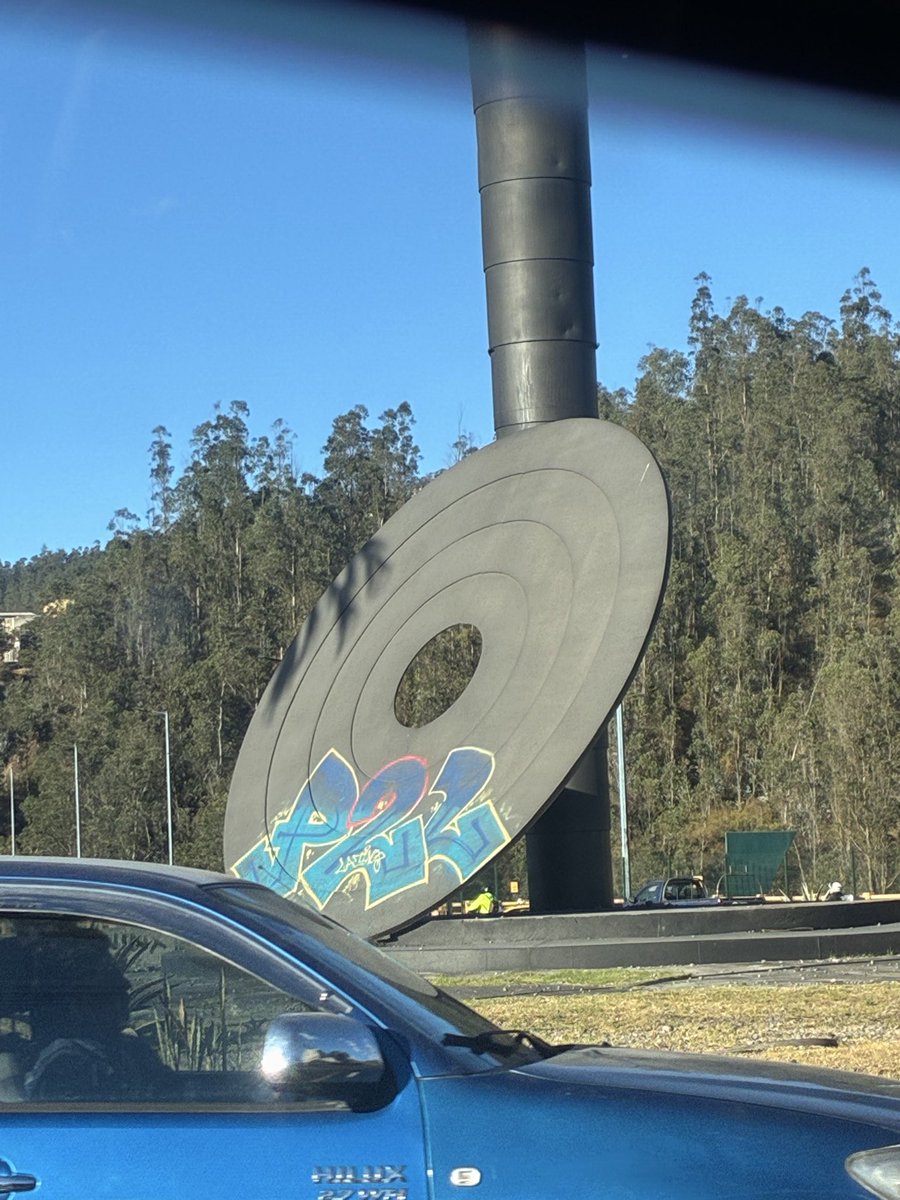 silvaparo1425's tweet photo. @pabelml la violencia ha tomado el país, pero no dejemos que la ciudad sea un grafitti completo, si hay que pintar mil veces pues háganlo! 
Que fea imagen del redondel de Gualo🥺 esto no es arte urbano! https://t.co/2X2E7HcihJ