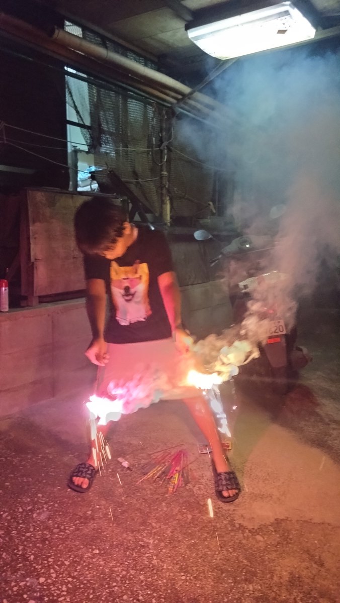 1mayumi216's tweet photo. 実家で5年生孫と花火 https://t.co/jS64NFDPyS