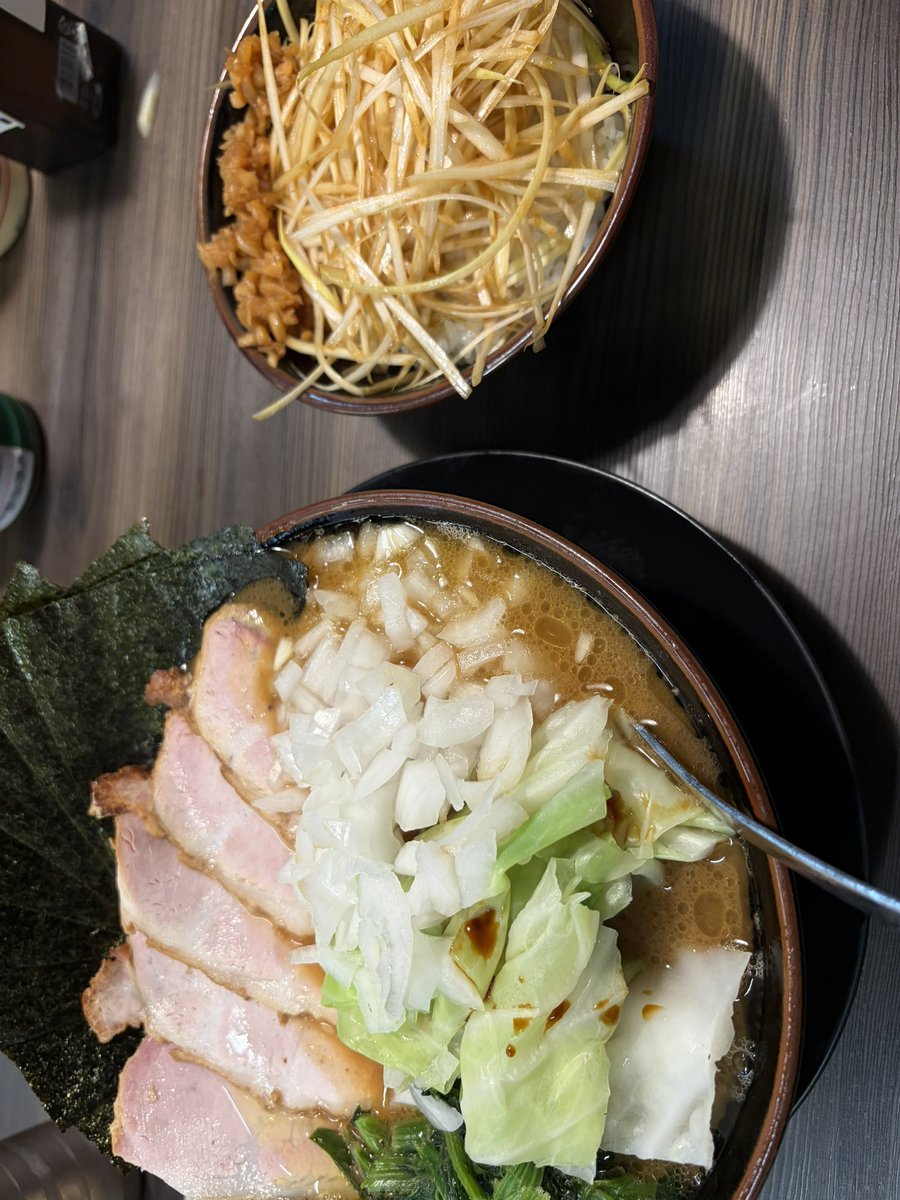Horinken4's tweet photo. がく
特製ラーメン
タマネギ、キャベツ、チャーシュー増し
と、
ネギ丼

すんごい美味しい美味しい

味噌も作って欲しい https://t.co/86DAnmkyb2