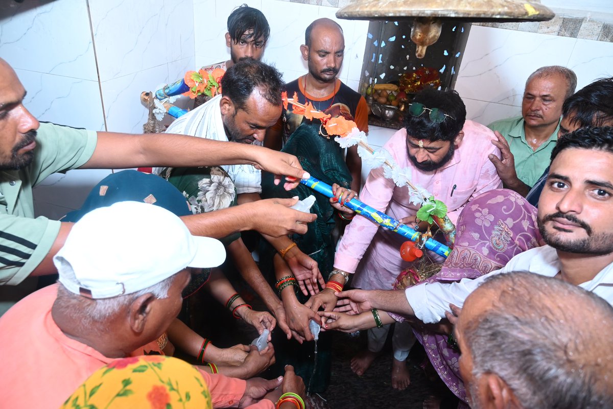 Lakshmirajbjp's tweet photo. 🔱 जय शिव शंकर, हर हर महादेव! 🔱
श्रावण मास के पावन अवसर पर विधानसभा अंतर्गत ग्राम #सुबरा स्थित प्राचीन शिव मंदिर में भगवान भोलेनाथ का जलाभिषेक एवं विधिवत पूजन-दर्शन कर उनका आशीर्वाद प्राप्त किया।
#Bholenath #Sawan #Shravan #HarHarMahadev #Subra #KawadYatra #AvsaneshwarMandir https://t.co/DTfG4CIWiv