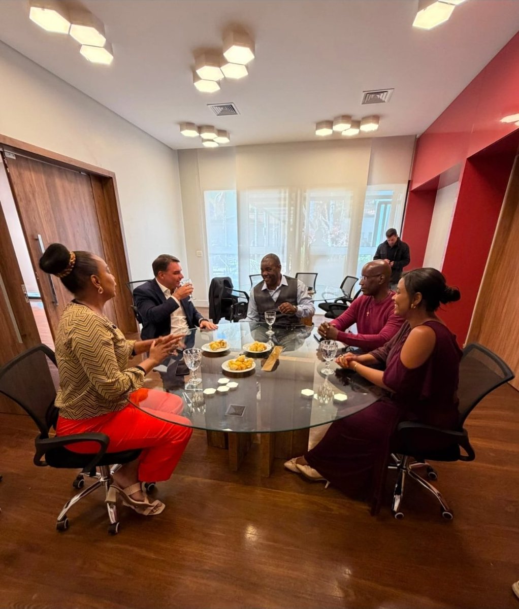 CamargoDireita's tweet photo. Negros não têm que ficar na esquerda, a não ser que queiram ser controlados pela esquerda. Negros devem ser de direita, pois na direita são donos do seu destino e livres para pensar. Ótima conversa com Flávio, que será o presidente de todos os brasileiros. 🇧🇷 https://t.co/4x9FWQiHxC