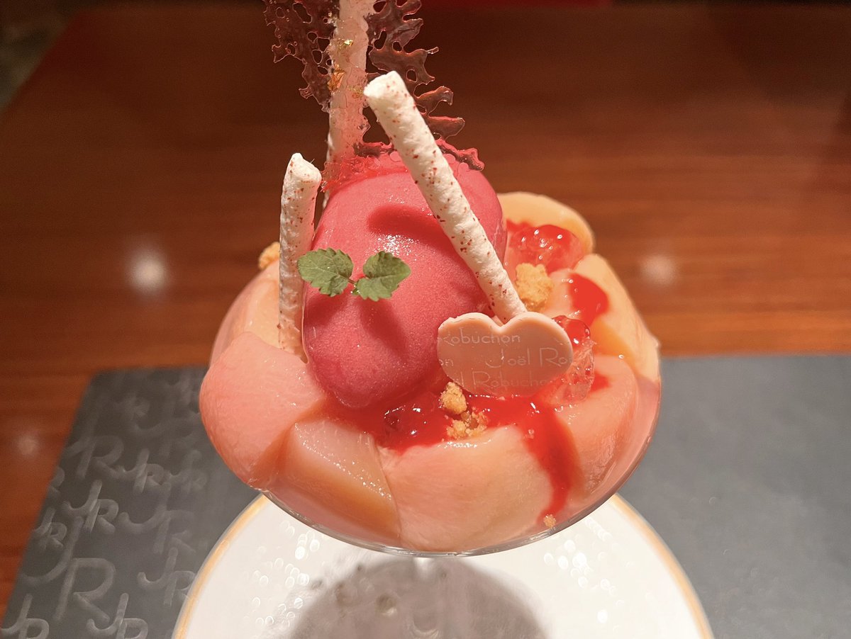 hachimekko_'s tweet photo. ジョエルロブション(日本橋高島屋)
桃のパフェ🍑

やわらかく甘い桃、濃厚な桃ソルベ、ヴェルヴェーヌブラマンジェ、フランボワーズジュレとソース、クランブル、桃コンポート

桃とヴェルヴェーヌの組み合わせ好きだなあ☺️
タイスケエンドウのクープペシュメルバがまた食べたくなった🫶 https://t.co/jGaV7L68jx