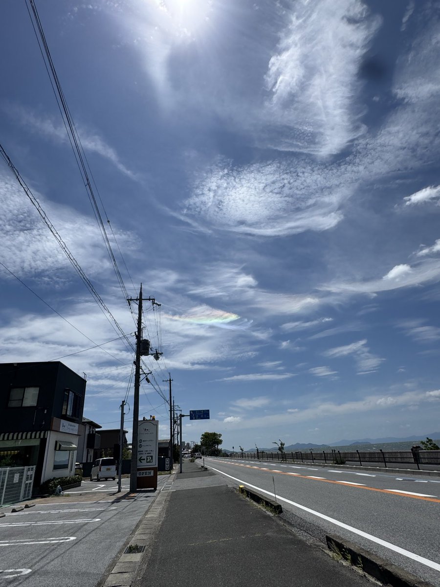 3039osayan's tweet photo. 今日不思議な雲見た
彩雲て言うらしい
#不思議な雲
#怪奇現象　？
#彩雲 https://t.co/w8Gpeizkqn