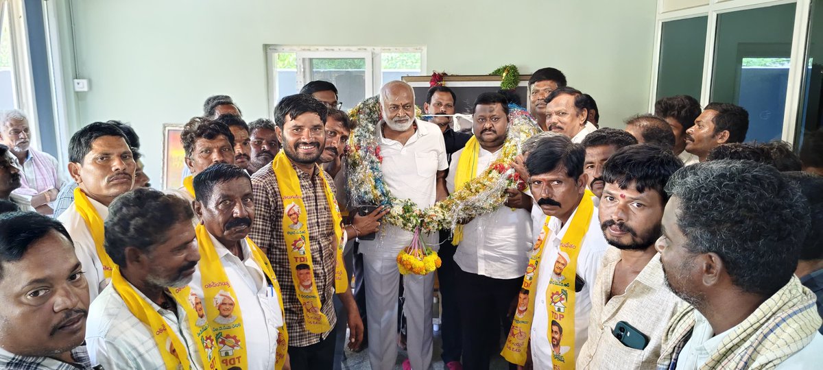 BOGGULADAS44461's tweet photo. గూడూరు పట్టణం నుండి కేడీసీసీ చైర్మన్ శ్రీ విష్ణువర్ధన్ రెడ్డి గారు మరియు కోడుమూరు ఎమ్మెల్యే శ్రీ బొగ్గుల దస్తగిరి గారి ఆధ్వర్యంలో టీడీపీ లోకి భారీగా చేరికలు.
@ncbn 
@naralokesh 
@JaiTDP https://t.co/yFJNjuYGOH