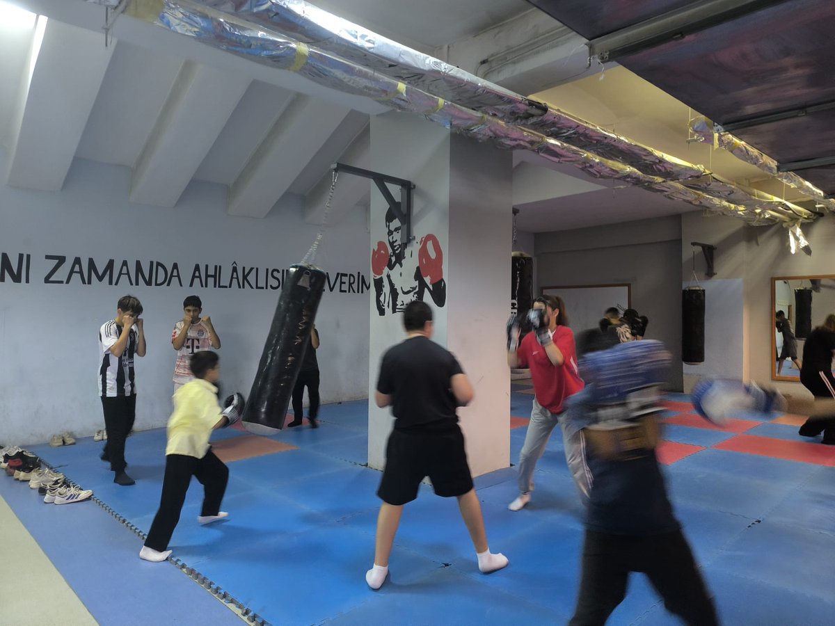 PatnosGM's tweet photo. 📍Uzman Antrenörümüz eşliğinde boks kursumuz devam etmektedir. 🥊

@oa_bak @gencliksporbak https://t.co/Rs7gAU2Wpl