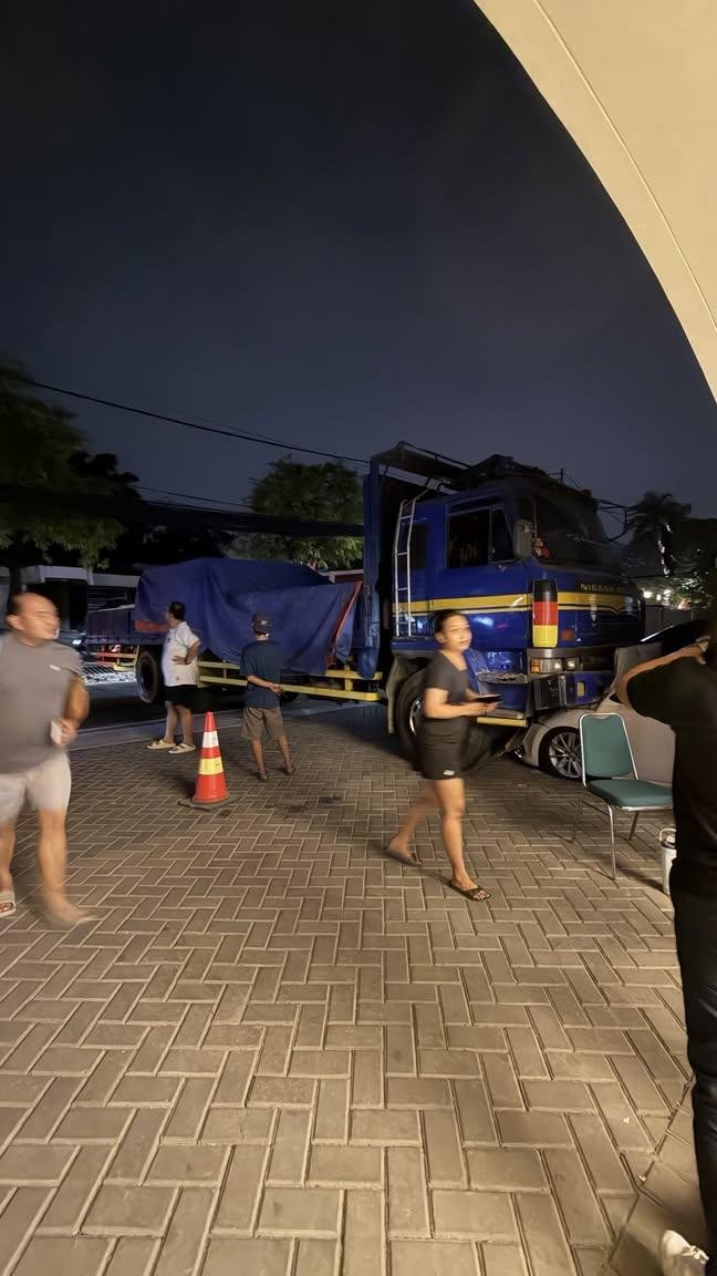 txtdrjkt's tweet photo. Hindari Jalan Kemang Timur dulu ya jaks. Ada truk yang menabrak dan menghalangi jalan. Lokasinya tepat di sekitar Parla Padel. https://t.co/eLjPJOyegF