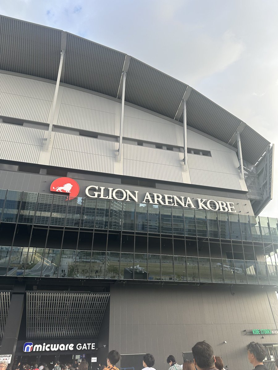 onetwousa's tweet photo. サンボマスター
GLION ARINA KOBE
ぼっちで行ったけど、隣の人もその隣の人も汗拭く感じで泣いていたよ
神戸がツアーラストとのこと、行って良かった☺️
山口さんの骨折もリハビリ中とのことだけど、絶好調だった
#サンボマスター https://t.co/5poKncCy7v