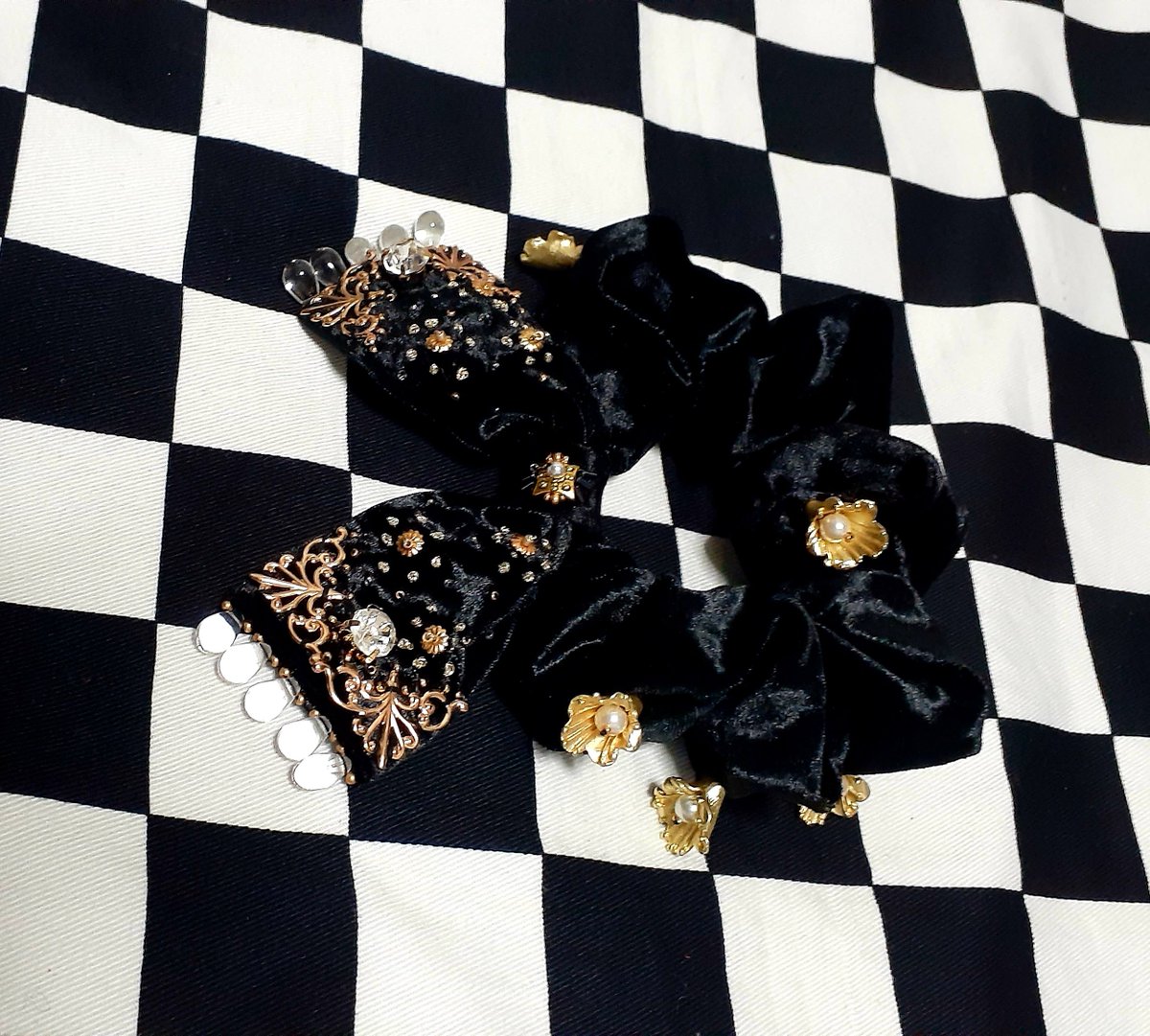 kuronimitsu's tweet photo. ONIS(@onisatelier )さんシュシュ、お迎え&amp;お出かけいたしました！刺繍の繊細さときらびやかさは身に付けると更に増すと教えてくださったコです🌟今回は薄手のワンピースに合わせました！次はパンツスタイルのポニーテールで合わせる予定です😊💞今から楽しみ♥️ https://t.co/klHNPk83gM
