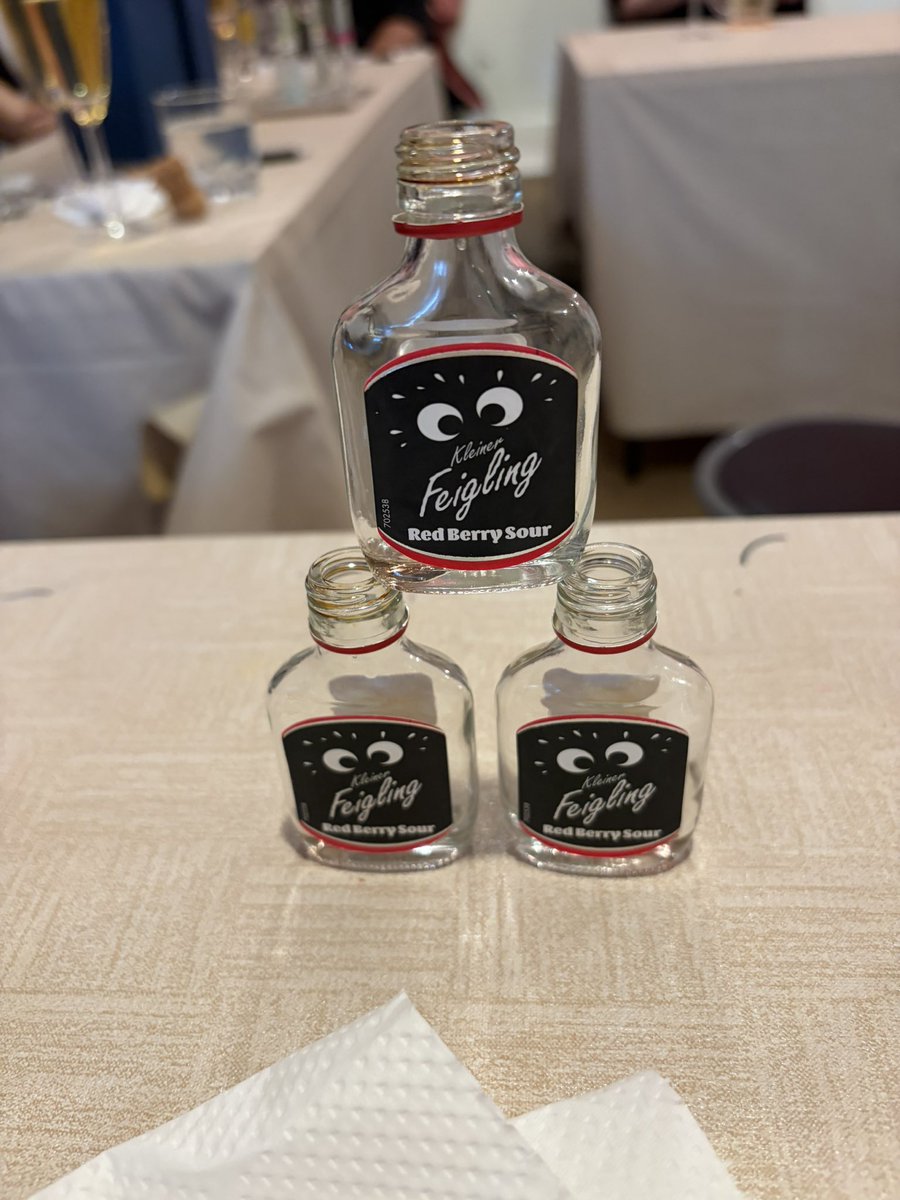 u0w_h's tweet photo. 明日二日酔いならずライブ頑張ってください、、初トリプル楽しかったです
なんで女子会だけイッキしてたんですか、、、、 https://t.co/wLBBE95ia7