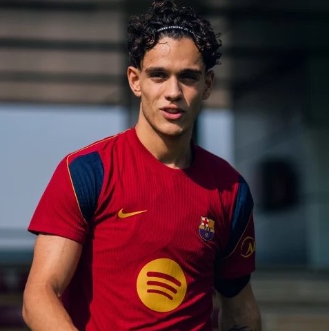 BarcaUniversal's tweet photo. 🚨 Héctor Fort is already been training apart from the group. 

He will leave in the coming days. Hansi Flick's decided as he does not see 
 counting on Fort in the squad. Barça are listening to offers.

— @Nilsola10 https://t.co/WYRrJVmKHy