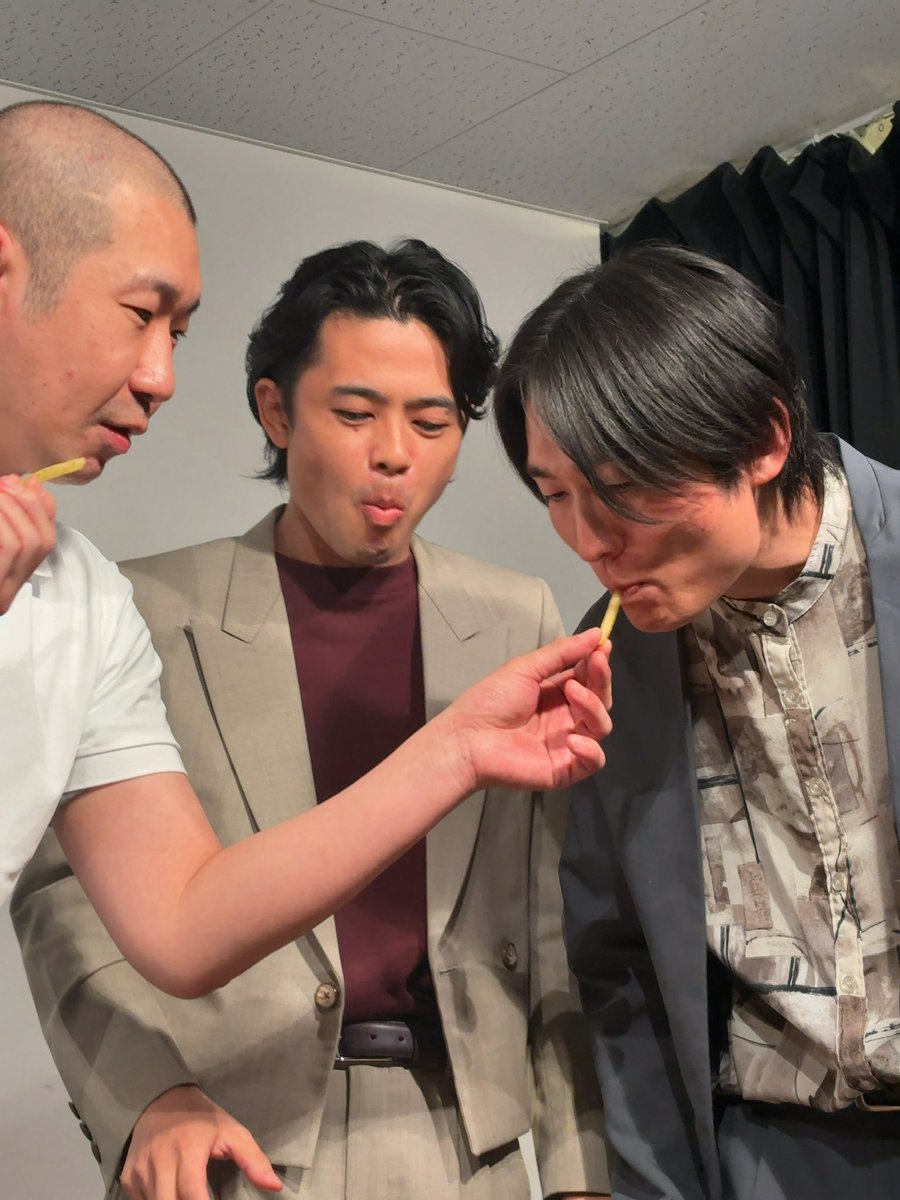 laugh_logic's tweet photo. おじさん同士のじゃがりこ餌付けっておもろいッスね https://t.co/ppRg4fHGcM