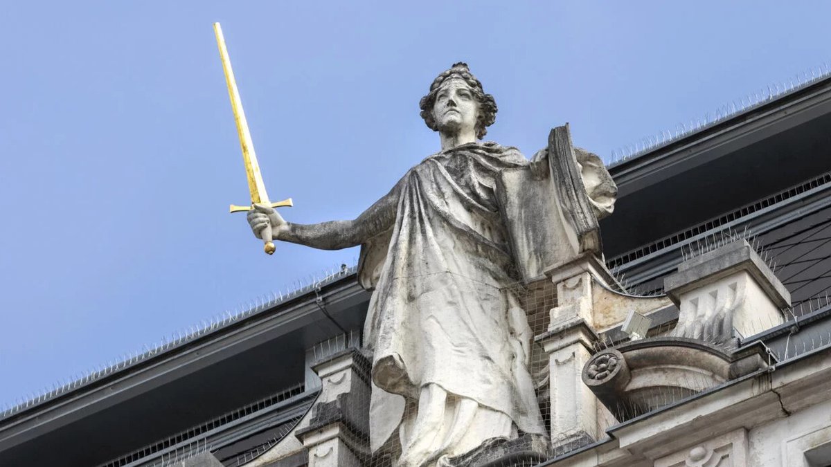 jungefreiheit's tweet photo. Trotz gesetzlichen Mäßigungsgebotes fordern mehr als 50 Richter und sieben Staatsanwälte ein AfD-Verbotsverfahren und legen sich ohne Urteil fest: „Die AfD ist eine verfassungsfeindliche Partei.“ Wegen der politischen Relevanz veröffentlicht die JF ihre Namen.