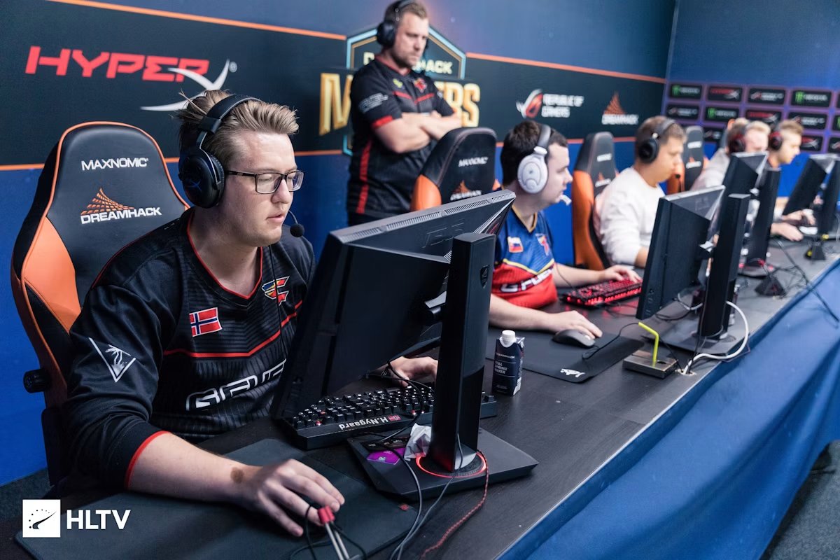 CSGORoll's tweet photo. EWC Last Chance quals were the first time we've seen Rain play an event without his glasses in over 9 years!

Was the no-glasses buff what got them through? 👓 https://t.co/xtlkkdK6wN