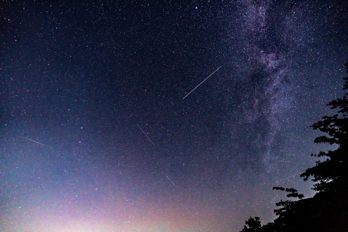 lilly_ten's tweet photo. 昨日は茨城の展望台で星を眺めてきました🌠
大きいのは一枚目中央下、二枚目右側かしら。
他はほぼ飛行機✈️、たまに流れ星です笑
肉眼ではけっこう見えたんだけどな……向けてる方向と違うとこを流れてく…… https://t.co/SUqpNGlDmf