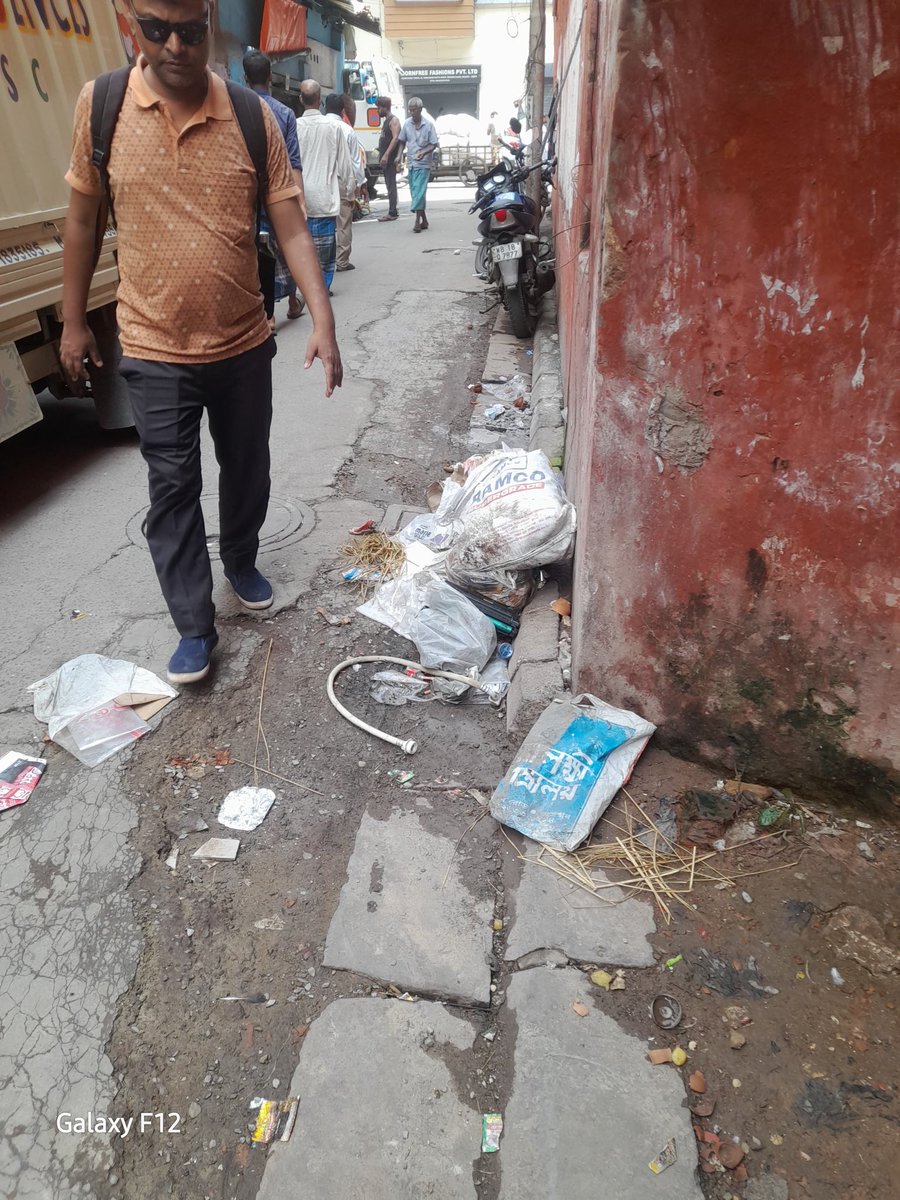 Satya_Aum's tweet photo. Outside house gate everyday deliberately illegal parking and open trash - Dhobi Galli, Kolkata 700073
@paulagnimitra1 @kmc_kolkata @KolkataPolice https://t.co/CKCywKLxGc
