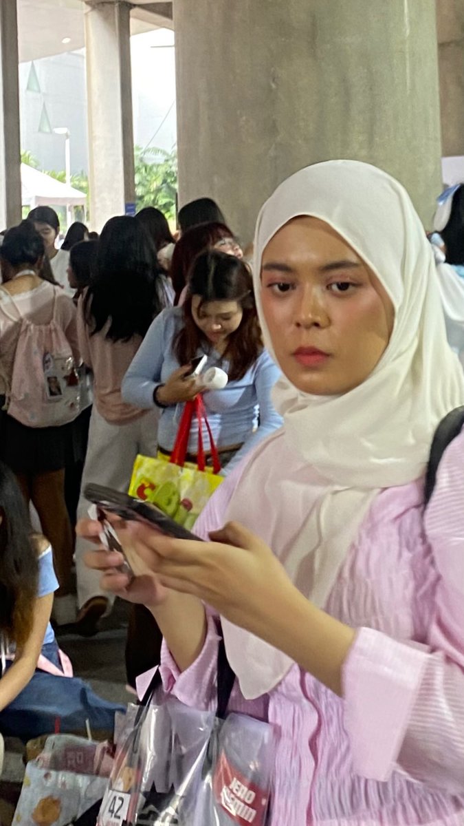 forj5tenxlu's tweet photo. hmmmm how many concerts yall think she went to already? 

we got proof she was at JNJM BKK day 2 (from my friend, saw her twice, 1 was last yr tds4 jkt and this was literally 3 days ago). dk if she went for day 1 and day 3. she went to dream tds4 in jkt, tds4 in sg like literally my country but i didnt even get to see her at all. anyone wants to place a bet? @jinaojaem 
amcm sis banyak duit kau kan? aku nye DM pun kau tak reply. kwn kwn kita? ape lagi drg tak bunyi lagi kau buat bodoh betul tak betul? kau jgn aku nye minah keluar lain cerita dok gentle ckp