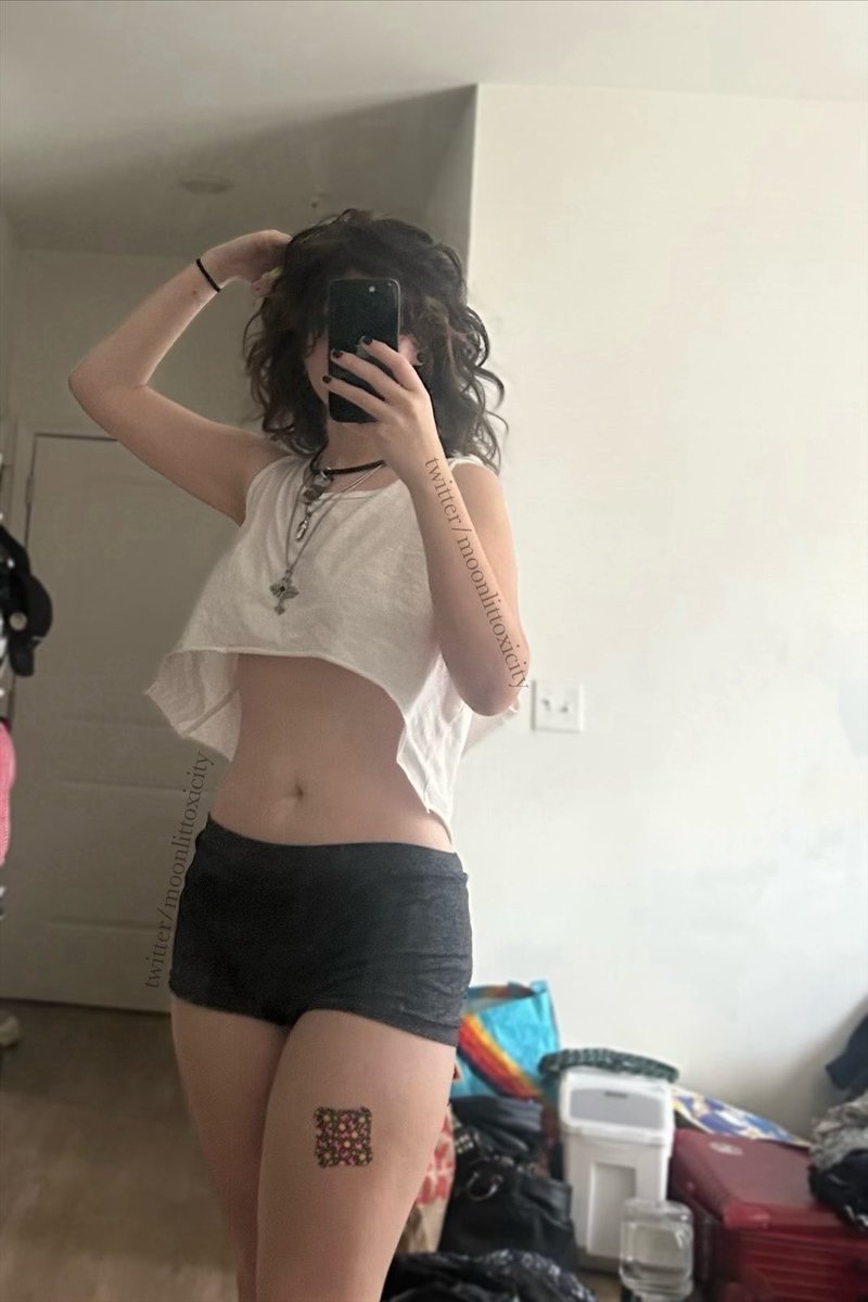 VenalRat's tweet photo. average nicotine addicted girl https://t.co/JDS0ocPEYA