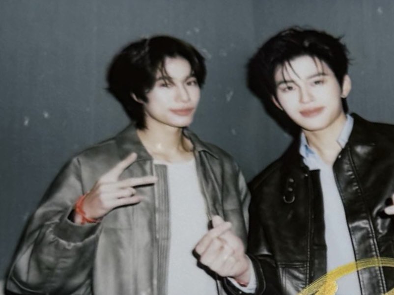 OH_duckyHUN's tweet photo. เรฟถ่ายรูปพลร.กับแฟน be like : https://t.co/uJicBUh1d6