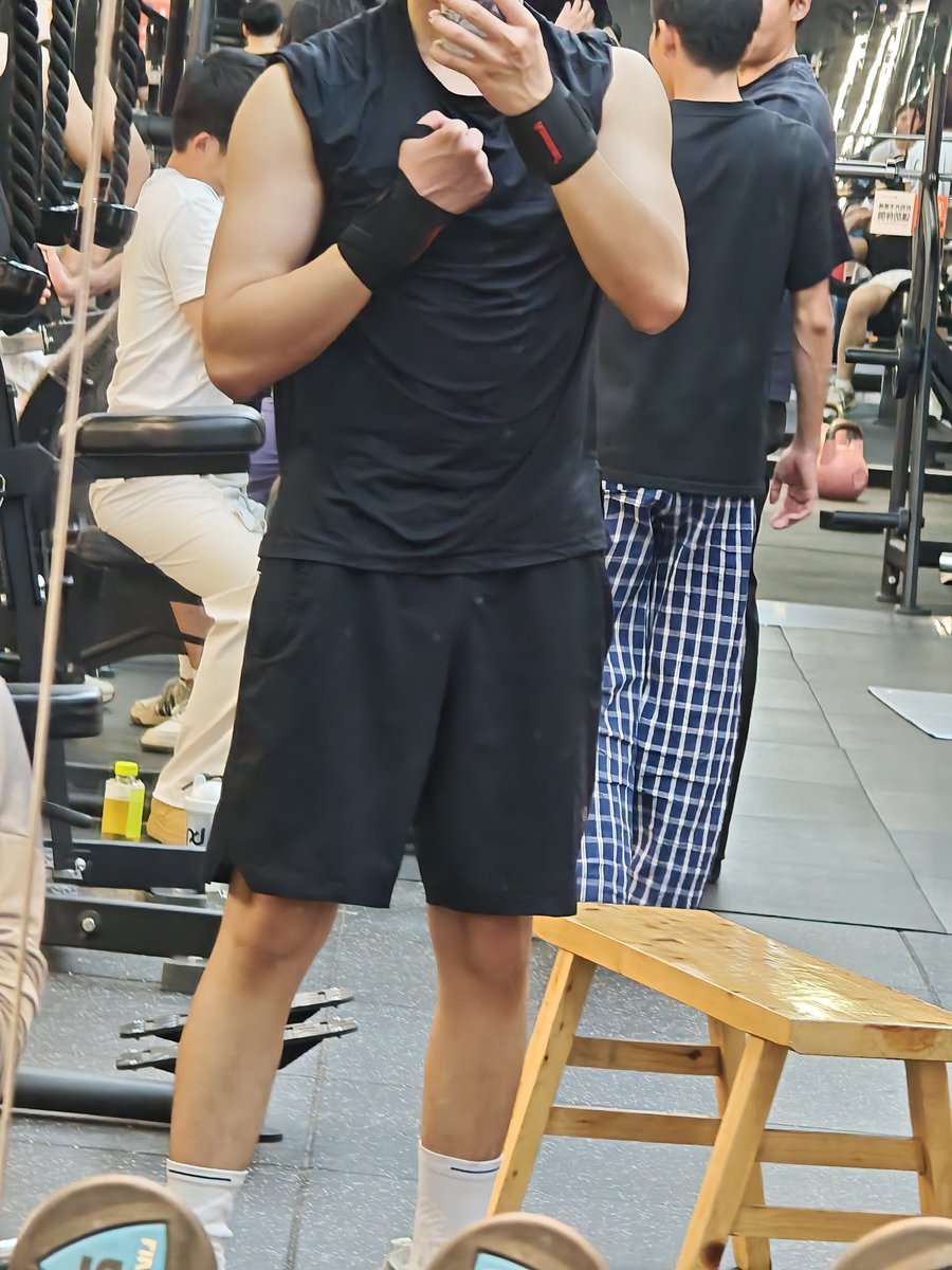 zhendekeyi0's tweet photo. 想跟大只佬一起练 #南昌 #健身 #top https://t.co/C12tOWBuwz