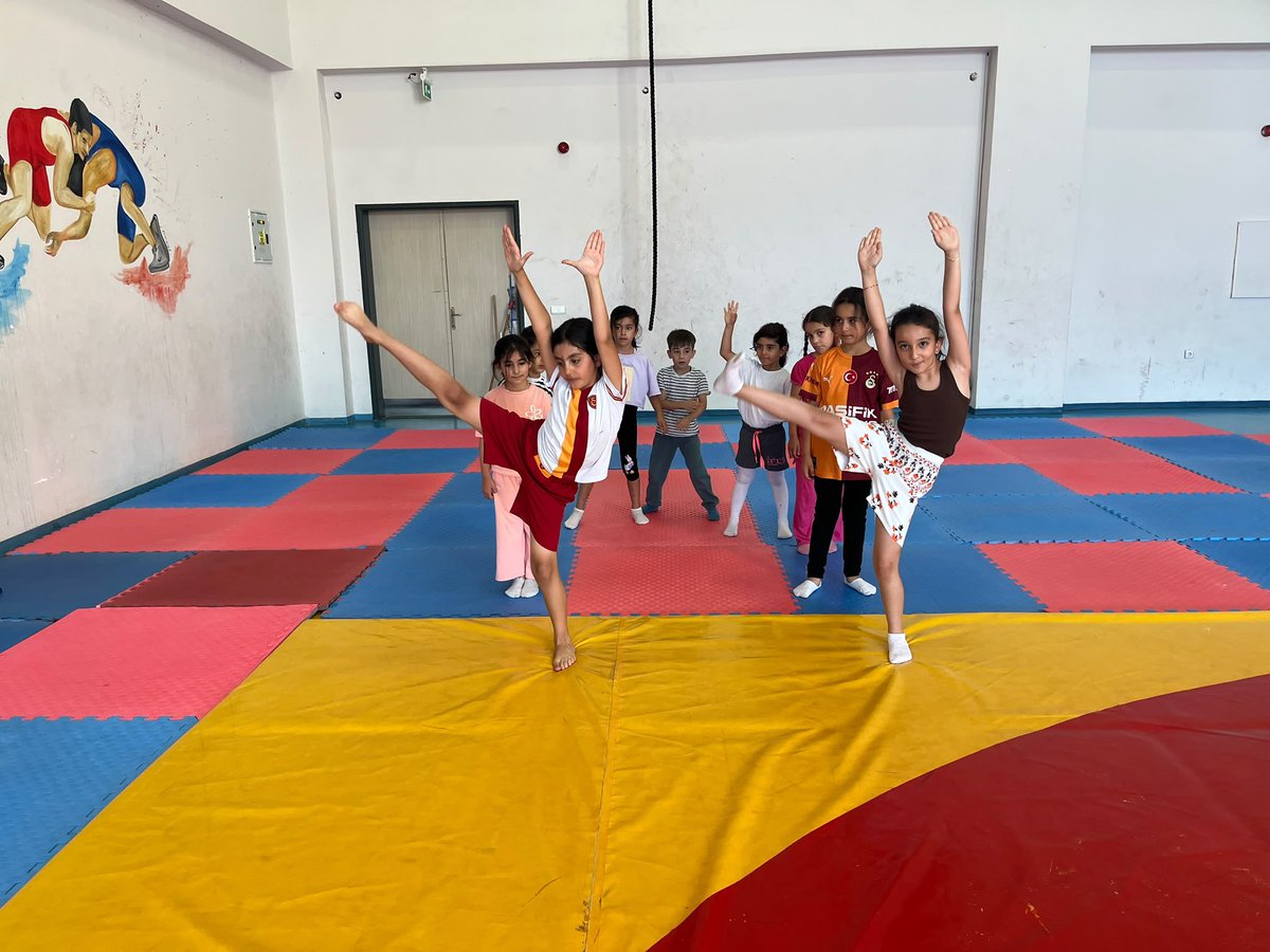 PatnosGM's tweet photo. 🤸‍♀️ Cimnastik Kursumuz Devam Ediyor! 🤸‍♂️✨

Minik sporcularımız; hareket, denge, esneklik ve koordinasyon becerilerini geliştirirken sporun keyfini doyasıya çıkarıyor. 💪🌟

@oa_bak @gencliksporbak https://t.co/2dLvPBrugE