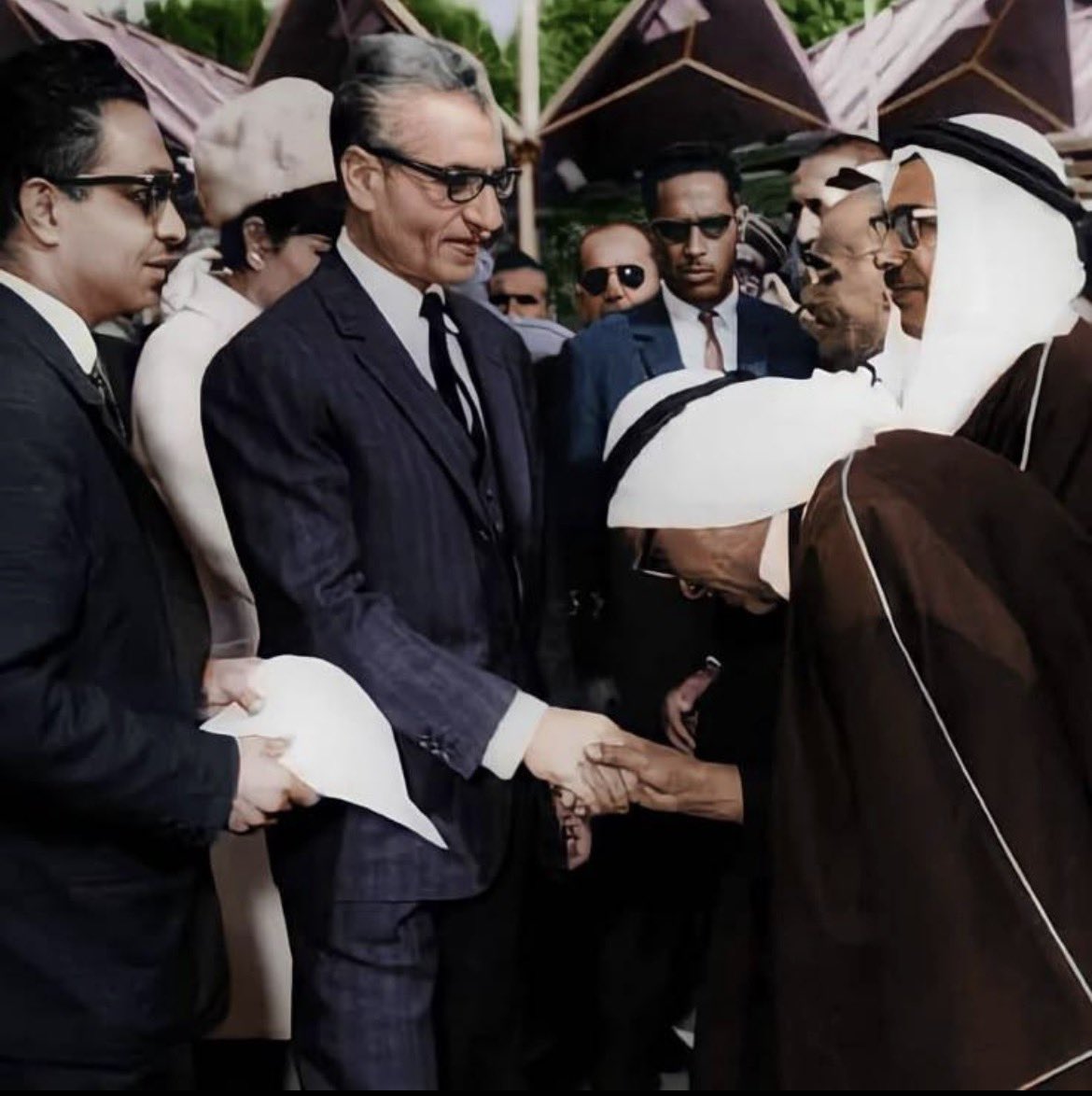 Abdulkaree76731's tweet photo. شاه شاه ملك ايران محمد رضا بهلوي في لقاء مع دول الخليج . في اصورة احد امراء ال سعود ينحني و يقبل يد الشاه اتحداكم تعرفوه

الرابط تحت https://t.co/r5n3O0N4CL
