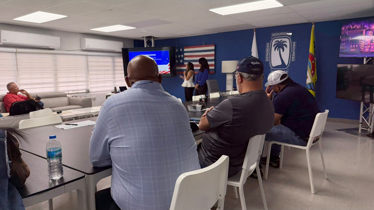 MEstadistaPR's tweet photo. Nuestro Secretario Auxiliar de Asuntos Ideológicos, @JoseAponte51 ,brindando el Taller reglamentario a nuevos Legisladores Municipales,acompañado por Alexandra Taboada y Angeline Padilla jóvenes comprometidas con el Ideal, quienes se unen a la formación y educación estadista. https://t.co/ZokFJ1lMdQ