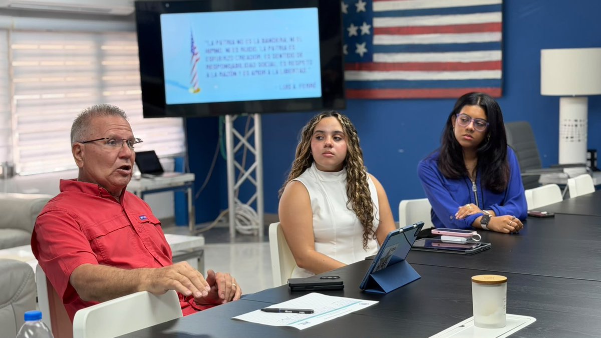 MEstadistaPR's tweet photo. Nuestro Secretario Auxiliar de Asuntos Ideológicos, @JoseAponte51 ,brindando el Taller reglamentario a nuevos Legisladores Municipales,acompañado por Alexandra Taboada y Angeline Padilla jóvenes comprometidas con el Ideal, quienes se unen a la formación y educación estadista. https://t.co/ZokFJ1lMdQ