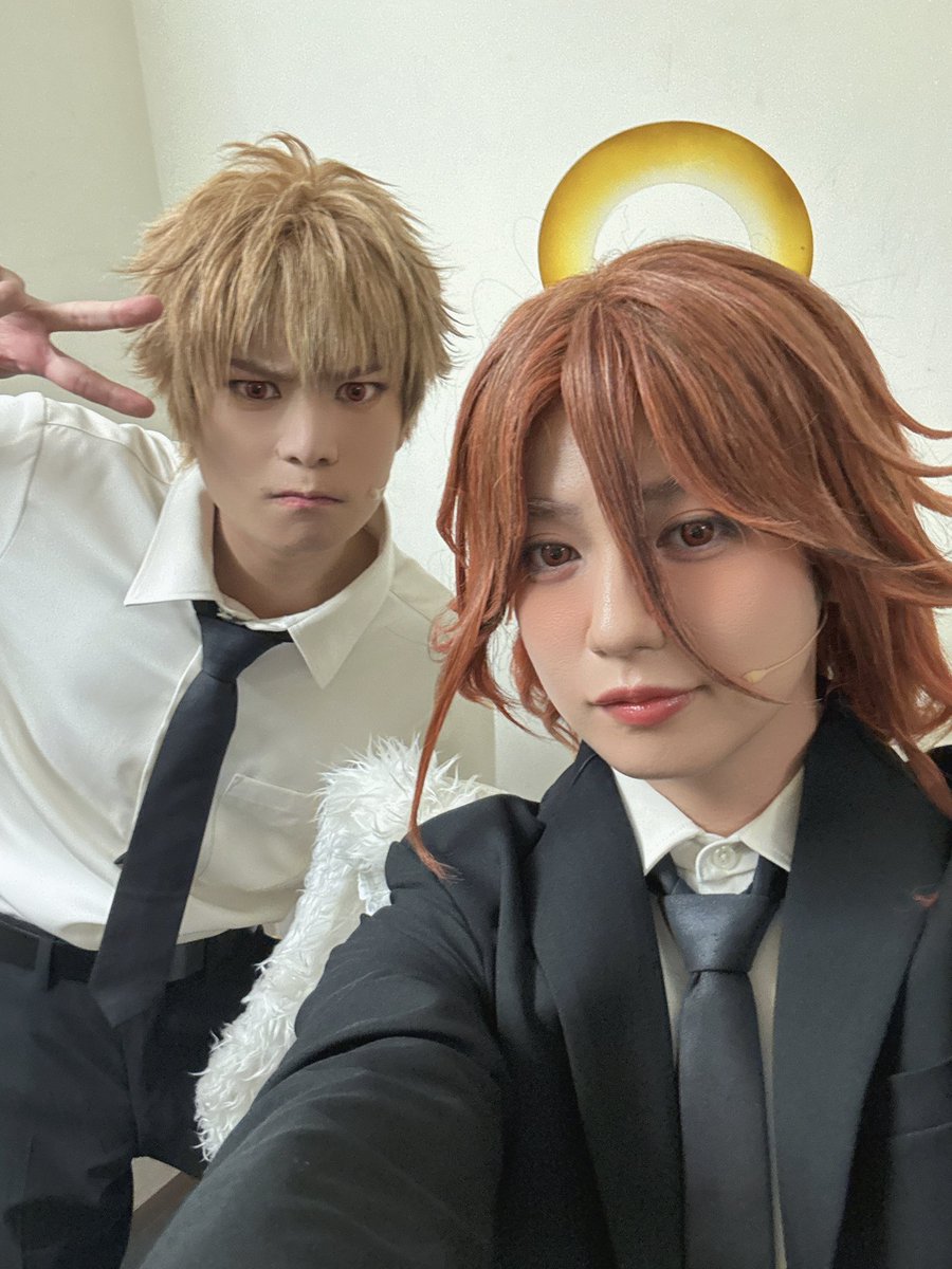 aaaaao_e's tweet photo. #チェンステ 
本日も2公演ご来場ありがとうございました！

本日はデンジくん。デンデンデンジ
愛おしい存在かつ、頼れる座長、ずっとかっこいい。なんだか年上なのか年下なのかわかんない。とにかくただただだいすきな役者なんだ〜。なんだかんだ毎日隣に居たりする人です。絶賛今もね🙂‍↕️🫶🏻

そして明日は大千穐楽です。
寂しいなぁ、僕どうなっちゃうんだろ。
今一度新鮮に、最後まで楽しみます。

配信も収録もないので絶対に、
劇場で観届けていただけると嬉しいです。