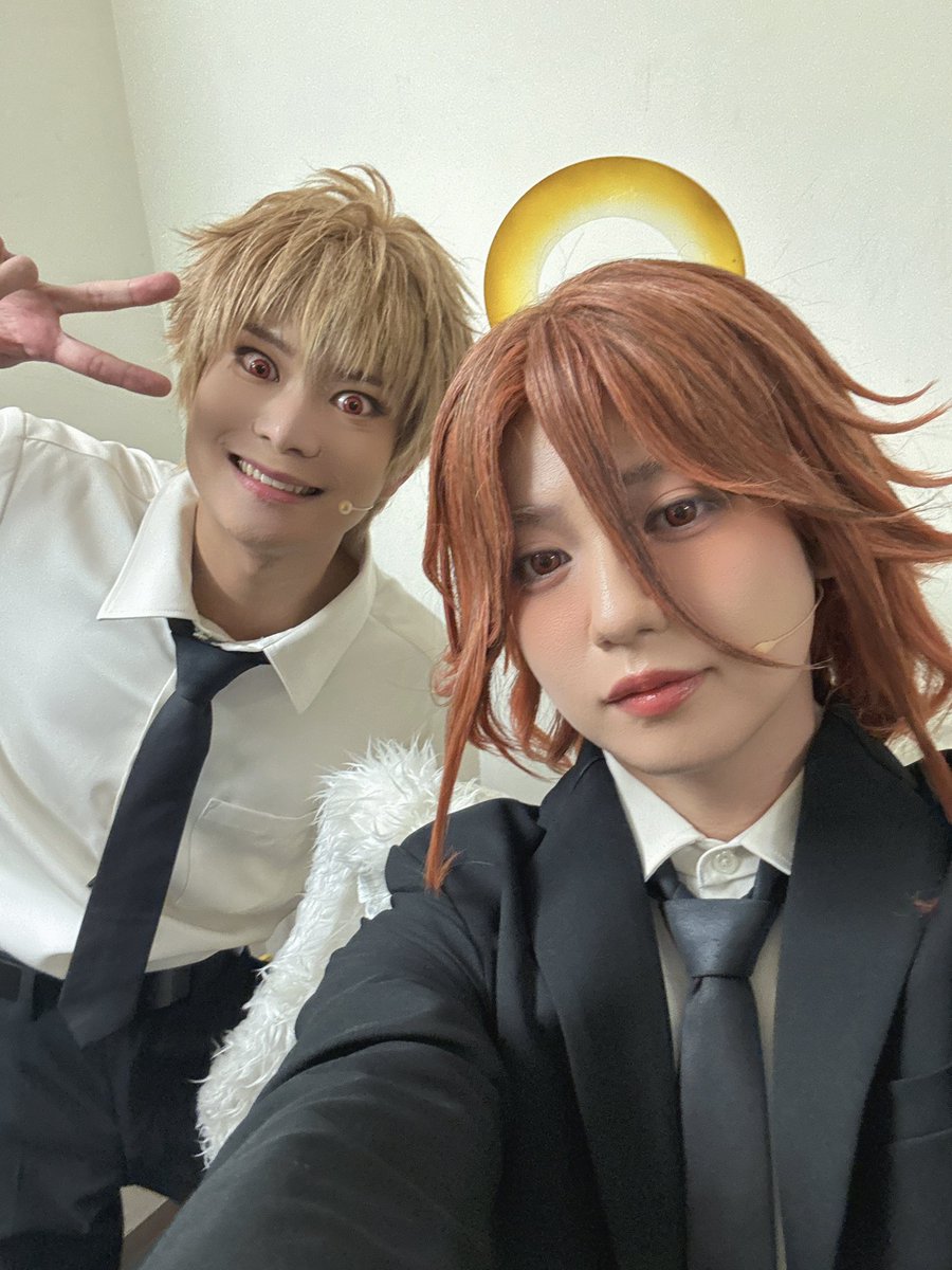 aaaaao_e's tweet photo. #チェンステ 
本日も2公演ご来場ありがとうございました！

本日はデンジくん。デンデンデンジ
愛おしい存在かつ、頼れる座長、ずっとかっこいい。なんだか年上なのか年下なのかわかんない。とにかくただただだいすきな役者なんだ〜。なんだかんだ毎日隣に居たりする人です。絶賛今もね🙂‍↕️🫶🏻

そして明日は大千穐楽です。
寂しいなぁ、僕どうなっちゃうんだろ。
今一度新鮮に、最後まで楽しみます。

配信も収録もないので絶対に、
劇場で観届けていただけると嬉しいです。