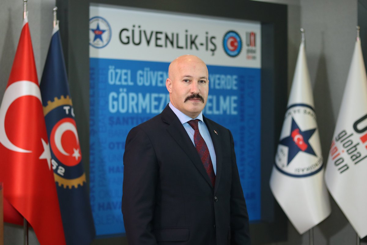Guvenlik_is's tweet photo. Genel Başkanımız Ömer Çağırıcı: “Özel Güvenlik Kimlik Kartı Olmayan Hiç Kimse Özel Güvenlik Yetkisi Kullanamaz”

2026-2027 eğitim öğretim yılında okullarda güvenlik hizmetlerinin nasıl yürütüleceğine ilişkin son dönemde kamuoyunda ve sosyal medyada çeşitli iddialar gündeme gelmektedir. Özellikle özel güvenlik kimlik kartı bulunmayan kişilerin okullarda özel güvenlik görevlilerinin yaptığı işi yapacağı yönündeki iddialar kamuoyunda tartışılmaktadır.

Konuyla ilgili açıklamalarda bulunan Güvenlik-İş Sendikası Genel Başkanımız Ömer Çağırıcı, özel güvenlik mesleğinin 5188 sayılı Kanun kapsamında yürütüldüğünü hatırlatarak, özel güvenlik kimlik kartı bulunmayan kişilerin özel güvenlik görevlilerine tanınan yetkileri kullanamayacağını vurguladı.

Genel Başkanımız Ömer Çağırıcı açıklamasında şu ifadelere yer verdi:

“Son dönemde 2026-2027 eğitim öğretim yılında okullarda güvenlik hizmetlerinin nasıl yürütüleceğine ilişkin çeşitli iddiaları görüyoruz. Özellikle özel güvenlik kimlik kartı bulunmayan kişilerin okullarda özel güvenlik görevlilerinin yaptığı işi yapacağı yönünde bazı iddialar gündeme geliyor.

Şunun altını özellikle çizmek istiyorum: Özel güvenlik kimlik kartı olmayan hiç kimse özel güvenlik görevlisinin sahip olduğu yetkileri kullanamaz. Özel güvenlik görevliliği, kendine özgü kanunu, görev tanımı ve yetkileri bulunan bir meslektir. 5188 sayılı Kanun kapsamında yürütülen özel güvenlik hizmetinin, bu kanunun öngördüğü şartları taşımayan kişiler tarafından yerine getirilmesi mümkün değildir.

Özel güvenlik görevlileri bugün hayatımızın her alanında, kamu güvenliğinin tamamlayıcı bir unsuru olarak görev yapmaktadır. Havalimanlarından hastanelere, üniversitelerden kamu kurumlarına, alışveriş merkezlerinden stratejik tesislere kadar ülkemizin dört bir yanında büyük bir özveriyle görev yapan özel güvenlik görevlilerimiz, bugüne kadar olduğu gibi okullarımızda da görevlerini layıkıyla yerine getirmiştir ve bundan sonra da getirecektir.

Bu nedenle kamuoyunda, özel güvenlik kimlik kartı olmayan kişilerin okullarda özel güvenlik görevlilerinin yaptığı işi yapacağı yönünde ortaya atılan iddialara itibar edilmemesi gerektiğini ifade ediyoruz. Özel güvenlik mesleğinin sınırları, görevleri ve yetkileri bellidir. Bu meslek, kendi kanunu ve yasal düzenlemeleri bulunan, eğitim ve sorumluluk gerektiren önemli bir meslek grubudur.

Biz Güvenlik-İş Sendikası olarak, okullarımızda görev yapan özel güvenlik görevlilerimizin de her zaman yanında olduk ve olmaya devam edeceğiz. TYP kapsamında görev yapan özel güvenlik görevlilerimizin 9 ay çalışıp 3 ay işsiz kalmaması, yılın tamamında kesintisiz ve güvenceli şekilde istihdam edilmesi için sendikamız olarak gerekli adımları attık. Bu konunun da takipçisiyiz.

Özel güvenlik görevlilerimizin emeğine, haklarına ve mesleğimizin itibarına sahip çıkmaya; özel güvenlik görevlilerimizin çalışma hayatındaki sorunlarının çözümü için mücadele etmeye devam edeceğiz.”
#TÜRKİŞ #GÜVENLİKİŞSENDİKASI #ÖZELGÜVENLİK