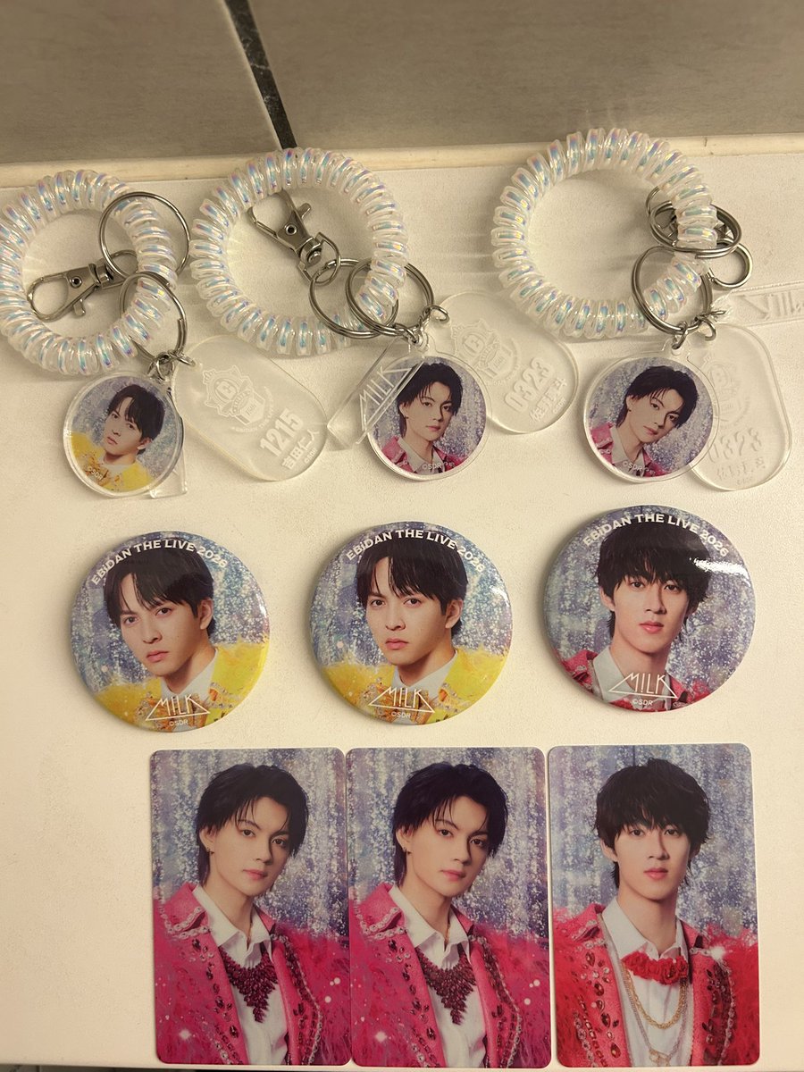 juukun_07yu's tweet photo. EBiDAN 15th POPUP

譲)プラカード▶︎佐野×2  曽野
　  缶バッチ▶︎吉田×2 曽野
　  ロッカー風キーホルダー▶︎佐野×2 吉田

求)全種　山中優先、塩崎

大阪市内手渡し、8/15都内手渡し、郵送

よろしくお願いします。 https://t.co/1iDjsqnomQ