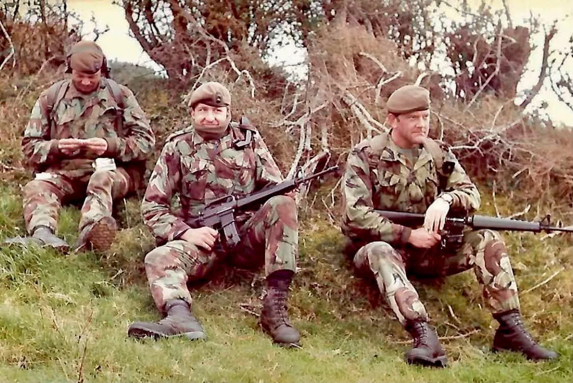 Cairnlodge1's tweet photo. The "#QueensCompany"
#GrenadierGuards, on #Footpatrol in the #Border area of #Crossmaglen - #XMG - #SouthArmagh. Circa 1983/84.
These #Warriors are armed with
#M16 #Armalite assault Rifles.
#Ulster - #NorthernIreland. ☘️🇬🇧 - #OpBanner -#OperationBanner #TheTroubles - #TheLongWar ✋🏼🇬🇧