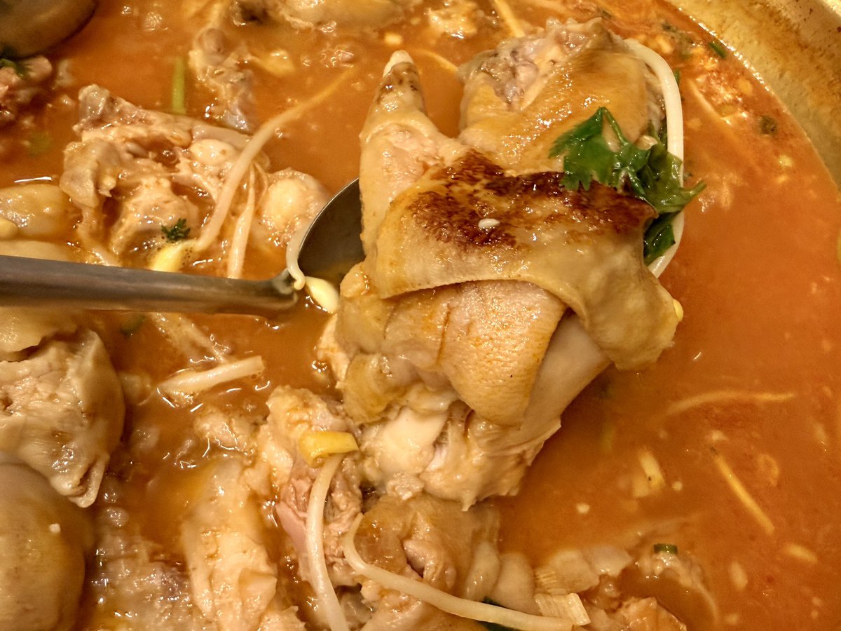 yangcongxi's tweet photo. 大塚駅の近くにある本格的な貴州酸湯鍋🍲！！！オーナーは貴州省出身の方で、スープの味にすごくこだわってる😋酸味と旨みのバランスは絶妙✨中国で食べた酸湯よりも美味しいかも‼️定番は魚だけど、豚足もめっちゃ良い🐖今日はまたこのスープを飲みたくなった🤣…
#ガチ中華 #貴州料理 https://t.co/kDroSKs0KF