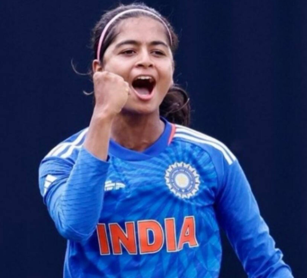 itSachinverma's tweet photo. नाम है श्रेयंका पाटिल, भारतीय महिला क्रिकेट टीम की बॉलिंग ऑलराउंडर।

कुछ दिन पहले ही वर्ल्डकप के दूसरे मैच में चोटिल होकर टूर्नामेंट से बाहर हो गई थीं। भारत का प्रदर्शन भी कुछ खास नहीं रहा और टीम ग्रुप स्टेज से ही बाहर हो गई।

लेकिन उसके बाद से मैडम की न फिटनेस पर ध्यान है, न क्रिकेट की प्रैक्टिस पर। समय पर रील अपलोड हो जाती है, डांस वीडियो भी आ जाता है।

देखिए डांस करने पर कोई आपत्ति नहीं है। हर किसी को अपना शौक जीने का हक है। लेकिन आप नेशनल टीम में हैं। वहां करोड़ों में से चुनकर 15 खिलाड़ी पहुंचते हैं। आपकी पहली जिम्मेदारी देश और क्रिकेट है।

BCCI को भी इस रीलबाजी पर लगाम लगानी चाहिए।

आप लोगों की क्या राय है - देश के लिए क्रिकेट जरूरी है या Instagram की रील?