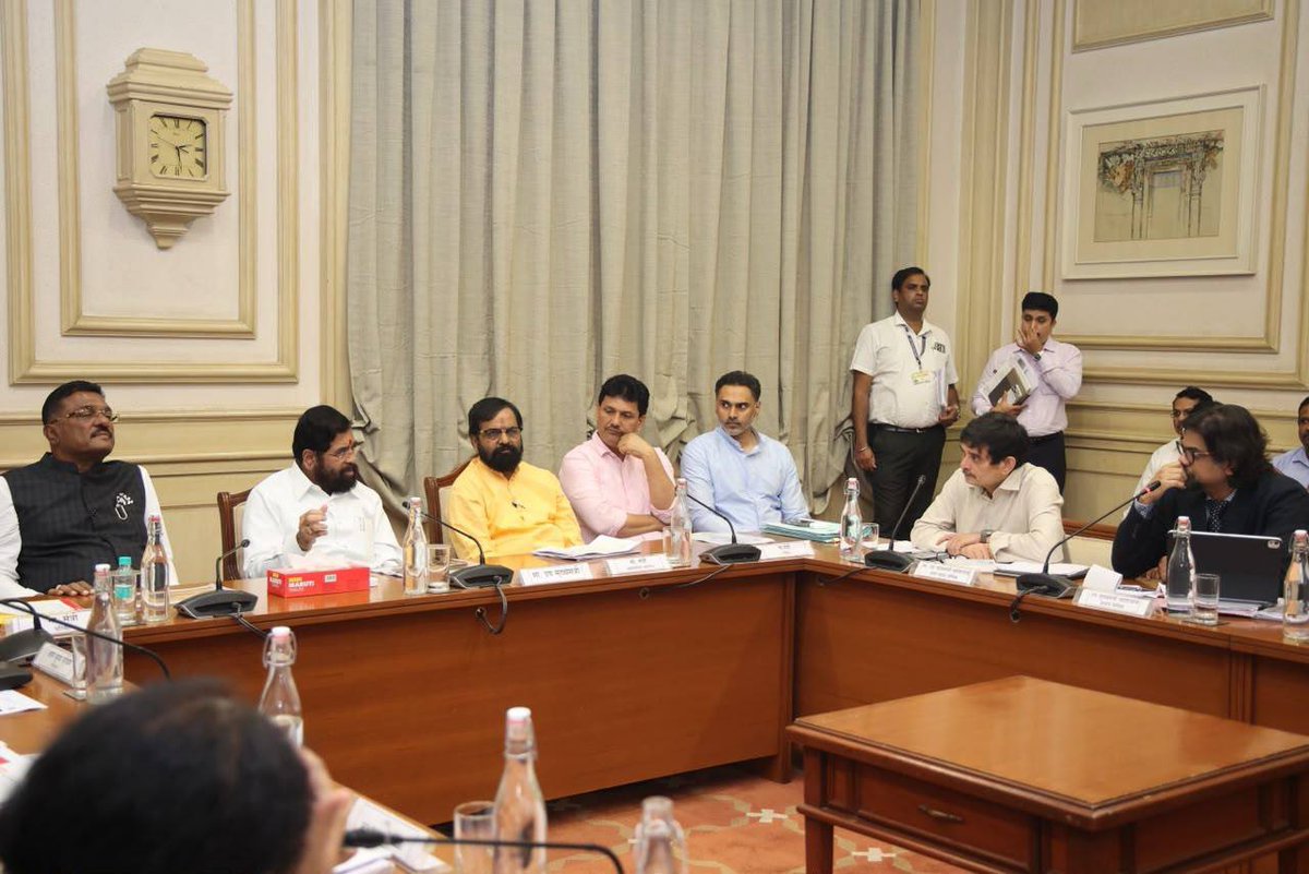 mieknathshinde's tweet photo. 📍 मुंबई |

एसटी महामंडळाच्या जागा पीपीपी तत्त्वावर विकसित करण्यासंदर्भात आज मुंबईतील सह्याद्री अतिथीगृह येथे विशेष आढावा बैठक पार पडली. 

महाराष्ट्राची जीवनवाहिनी असलेल्या एसटी महामंडळाच्या जागांचा सार्वजनिक-खासगी भागीदारीच्या माध्यमातून विकास करताना त्या ठिकाणी उभारण्यात येणारी नवीन बसस्थानके आणि इतर वास्तू केवळ आधुनिक सुविधांनी युक्त न राहता ‘आयकॉनिक’ आणि शहराच्या सौंदर्यात भर घालणाऱ्या असाव्यात तसेच नागरिकांना सुविधा देखील मिळाव्यात असे निर्देश यावेळी दिले.

यावेळी परिवहन मंत्री प्रताप सरनाईक, परिवहन विभागाचे अपर मुख्य सचिव सेठी, उपमुख्यमंत्री कार्यालयाचे अपर मुख्य सचिव असीम गुप्ता, मुख्यमंत्र्यांचे प्रधान सचिव नवीन सोना आणि इतर अधिकारी उपस्थित होते.

#Mumbai #EknathShinde #Maharashtra
@PratapSarnaik @msrtcofficial