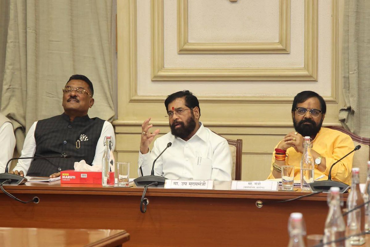 mieknathshinde's tweet photo. 📍 मुंबई |

एसटी महामंडळाच्या जागा पीपीपी तत्त्वावर विकसित करण्यासंदर्भात आज मुंबईतील सह्याद्री अतिथीगृह येथे विशेष आढावा बैठक पार पडली. 

महाराष्ट्राची जीवनवाहिनी असलेल्या एसटी महामंडळाच्या जागांचा सार्वजनिक-खासगी भागीदारीच्या माध्यमातून विकास करताना त्या ठिकाणी उभारण्यात येणारी नवीन बसस्थानके आणि इतर वास्तू केवळ आधुनिक सुविधांनी युक्त न राहता ‘आयकॉनिक’ आणि शहराच्या सौंदर्यात भर घालणाऱ्या असाव्यात तसेच नागरिकांना सुविधा देखील मिळाव्यात असे निर्देश यावेळी दिले.

यावेळी परिवहन मंत्री प्रताप सरनाईक, परिवहन विभागाचे अपर मुख्य सचिव सेठी, उपमुख्यमंत्री कार्यालयाचे अपर मुख्य सचिव असीम गुप्ता, मुख्यमंत्र्यांचे प्रधान सचिव नवीन सोना आणि इतर अधिकारी उपस्थित होते.

#Mumbai #EknathShinde #Maharashtra
@PratapSarnaik @msrtcofficial