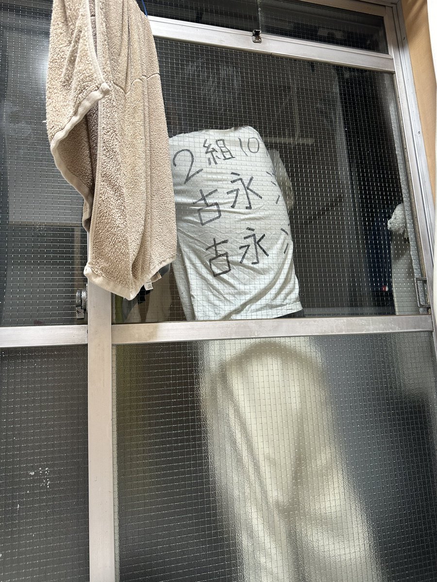 unkounkoDX's tweet photo. うちの19歳ちょうど台風が来たタイミングで服干し始めたんだけど
何してんの https://t.co/zhF8CNlopi