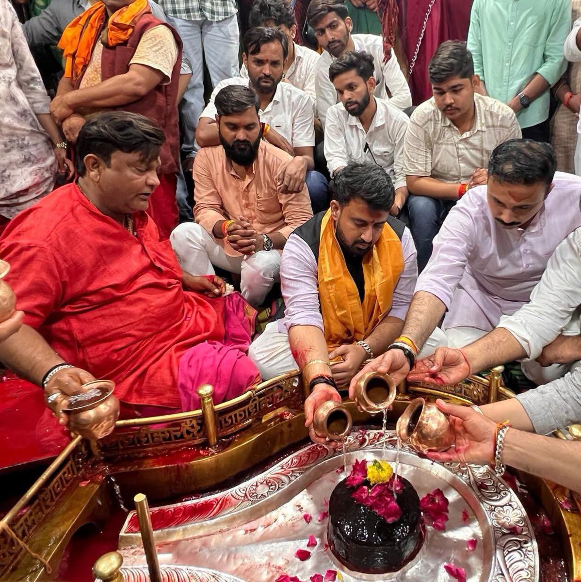gourbj's tweet photo. 🔱 ॐ अंगारेश्वराय नमः 🔱

युवा मोर्चा प्रदेश अध्यक्ष जी एवं युवा साथियों ने 
पावन नगरी उज्जैन में स्थित श्री अंगारेश्वर महादेव के दर्शन-पूजन का सौभाग्य प्राप्त हुआ। बाबा अंगारेश्वर के श्रीचरणों में शीश नवाकर सभी के सुख,शांति,समृद्धि आरोग्य एवं मंगलमय जीवन की कामना की। https://t.co/r8fCX5JCGW