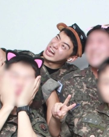 CEWProjects's tweet photo. 26.08.12 
Our Eunwoo/Dongmin was spotted with his military friends having some fun time 😍
It's so great seeing him so playful and happy!! 
Eunwooyah here we are rooting for you and supporting you every step of your way🥹

@CHAEUNWOO_offcl 
#CHAEUNWOO  #차은우 

Cr to its rightful owners thanks for sharing 🥰