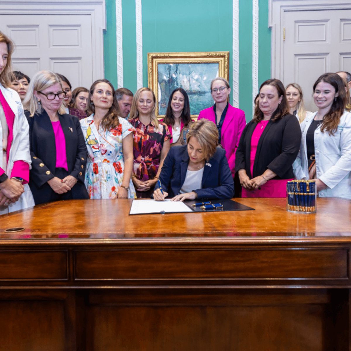 EmmaRincon's tweet photo. La gobernadora demócrata de Massachusetts, Maura Healey, acaba de firmar una legislación que permite abortar bebes sin restricciones en cualquier momento del embarazo. https://t.co/TdhiorUdjP
