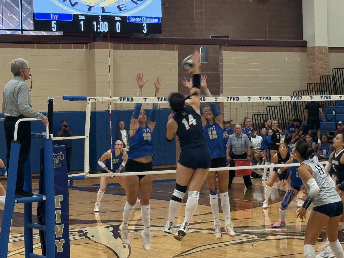 DrBrentRingo's tweet photo. TFND sunrise with Tivy Football, &amp; volleyball’s 1st game of the season against Boerne Champion. #KISDinspires https://t.co/GgMe7pV3mr