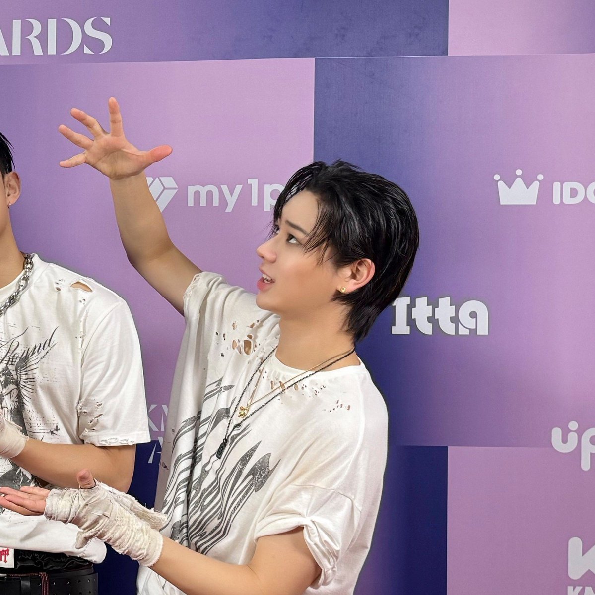 forwooryul's tweet photo. they were                        he memorized
a poem                                every line https://t.co/W0igBP2Yje