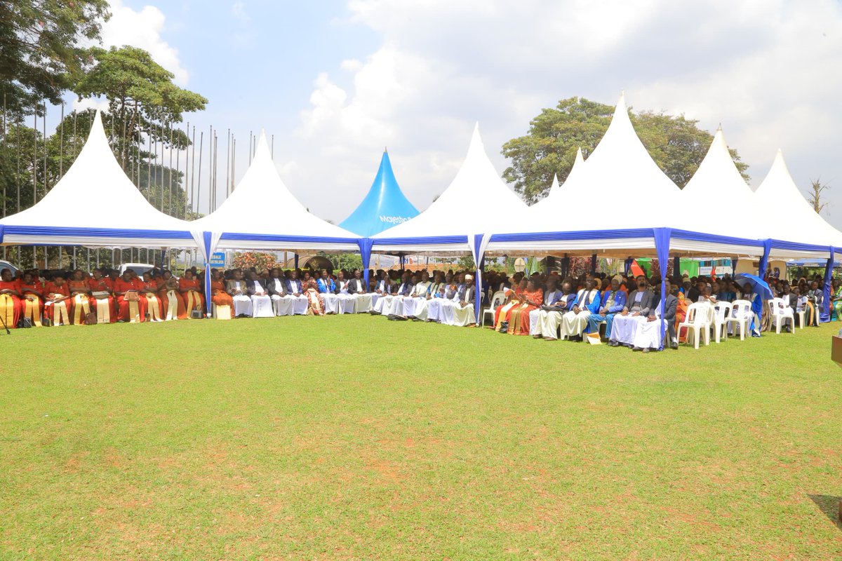 cpmayiga's tweet photo. Ensimbi ezisobye mu bukadde 140 ze zireeteddwa mu nkola ya #LuwaloLwaffe leero, abantu ba Buganda abavudde mu masaza okuli; Ssingo, Busiro, Bulemeezi, Buddu, Kyaddondo, Kyaggwe, Banna-Rotary wamu n'abavudde e Busoga. Nneebaza Obuganda obwongera okuwagira emirimu gy'Obwakabaka buli kiseera.

Mu bubaka bwange leero njozaayozezza abakulembeze abaalondeddwa mu bwerufu ku LC I ne LC II, kyokka ebirumira ebyalabikidde mu kulonda bisaana okwegenderezebwa kubanga bijja okuleeta obuzibu.

Abaawangudde, mbakuutira okuweereza abantu awatali kusosola mu mawanga, ddiini oba ekintu ekirala kyonna. Owa LC alina okulaba nga ku kyalo kuliko emirembe, ensonga y’obuyonjo nkulu nnyo,  buli maka galina okuba ne kabuyonjo, awanaabirwa engalo, ebisolo obutasula n’abantu, abaana nga basoma, abantu nga bakola, n'obuvunanyizibwa obulala.

Tetwagala kuwulira bassentebe beekobana na babbi kutigomya byalo, ensonga y'ettaka nayo nkulu nnyo, abantu tubakubirize nnyo okukolera ku ttaka okusinga okulitunda. Obukulembeze bw'eggwanga bunywera kuviira ddala ku byalo.