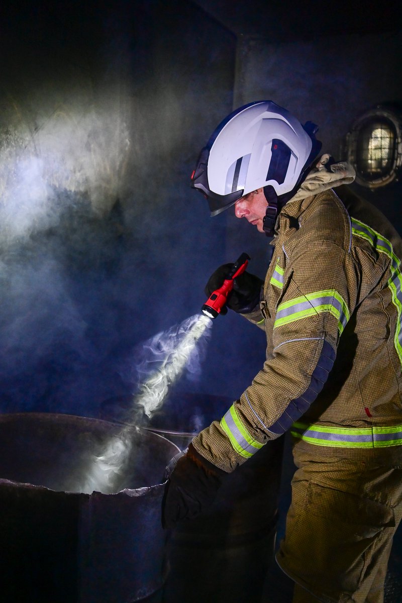StreamlightFR's tweet photo. Robuste, rechargeable et adaptée aux environnements exigeants.

La lampe Dualie Rechargeable ATEX est conçue pour offrir un éclairage fiable dans divers environnements de travail difficiles, grâce à sa conception résistante et à son clip magnétique pratique qui lui confère une polyvalence accrue sur le terrain.

Certifiée ATEX Zone 0 et rechargeable, elle est destinée aux applications industrielles exigeantes.

👉 https://t.co/RSkYAp0HDL

#Streamlight #StreamlightTrusted